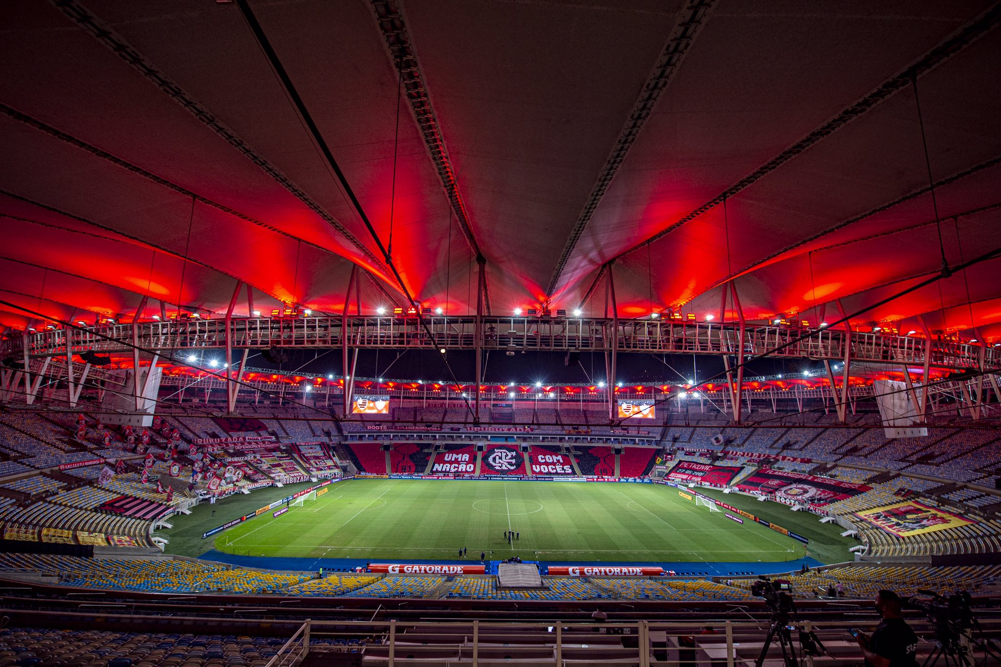 Flamengo noite, Nação! Já estamos no Maracanã para a partida de hoje! Às 21h, o Mengão encara o Vélez Sarsfield. Pra cima deles! #FLAxVEL #VamosFlamengo
