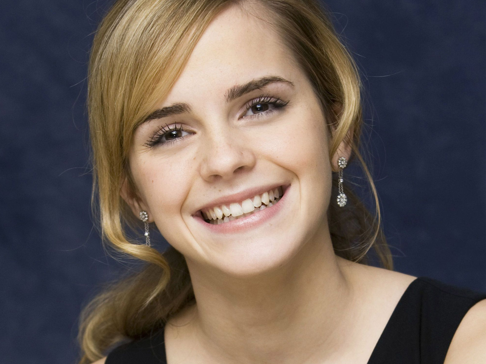 Emma Watson Beautiful Smile High Quality Wallpaper