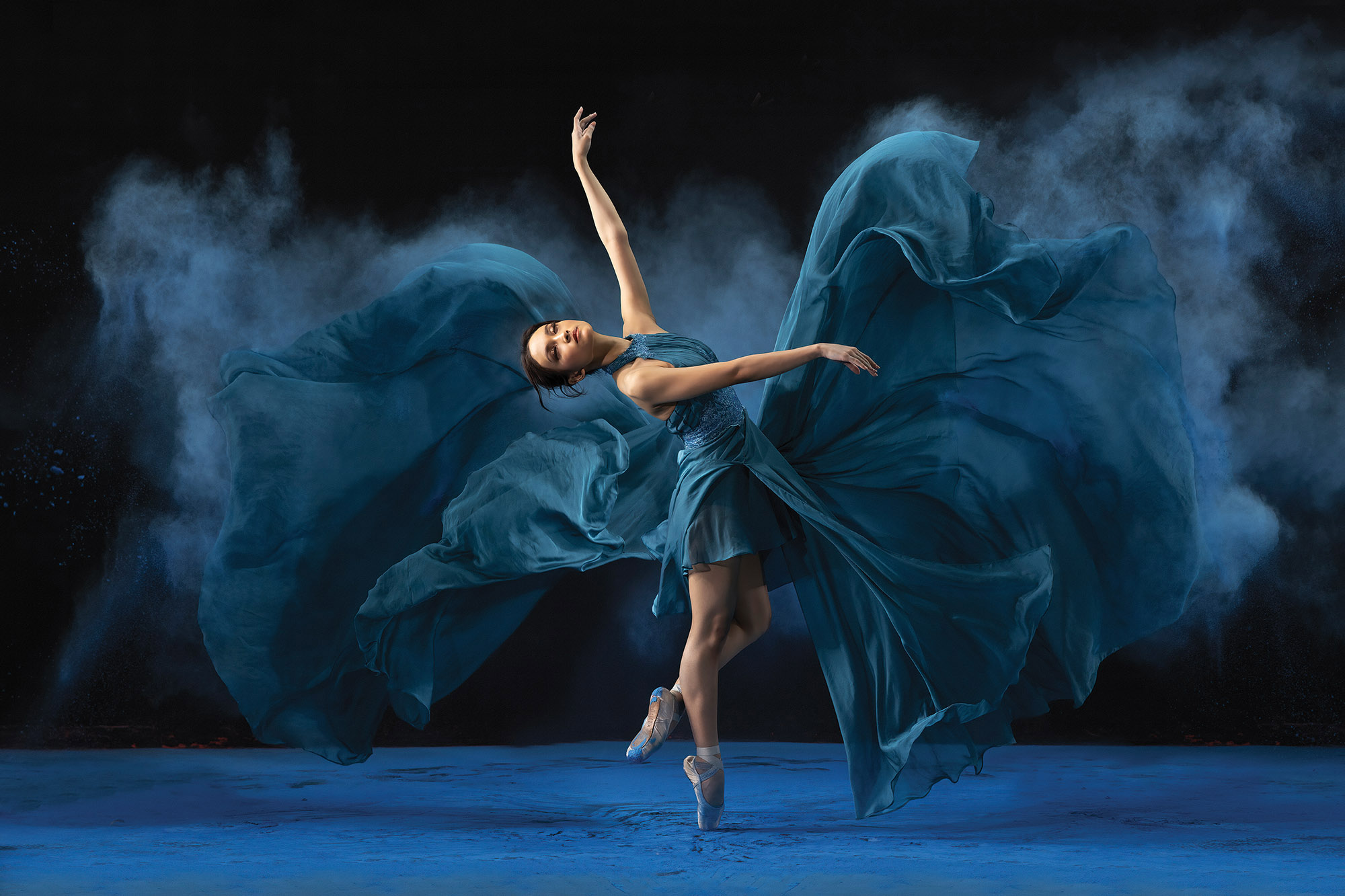 Blue Ballerina.5' x 9' (4, 11m x 2, 75m)