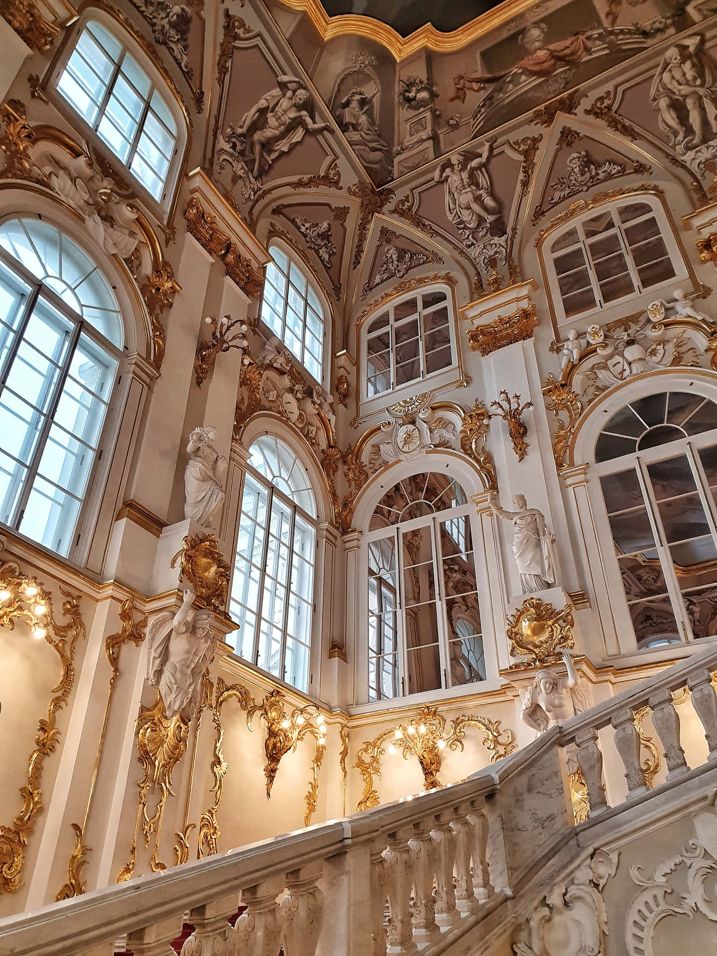 Download Discover the grandeur of Russia's iconic Hermitage Museum. Wallpaper