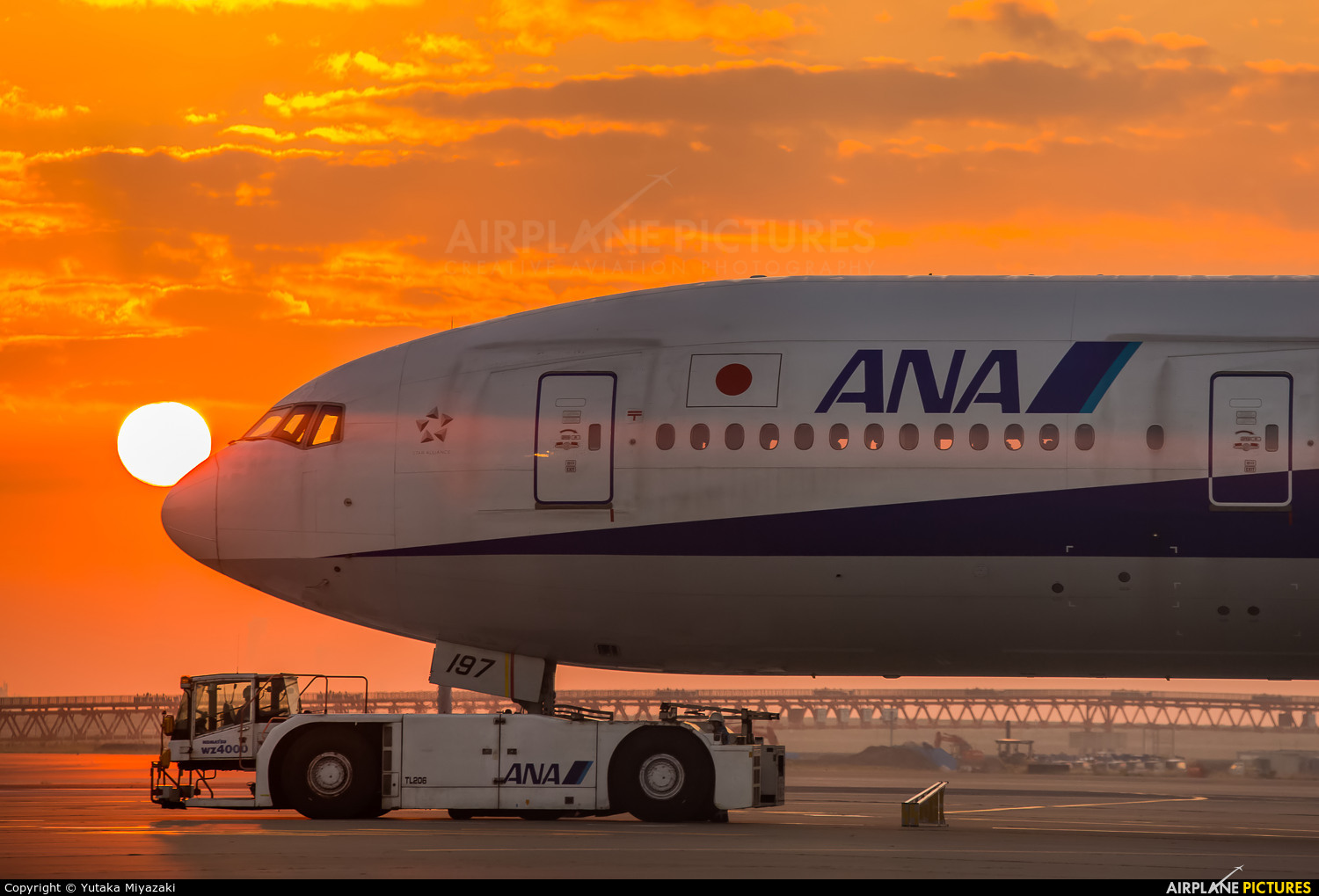 JA8197 Nippon Airways Boeing 777 200 At Tokyo Intl. Photo ID 537581