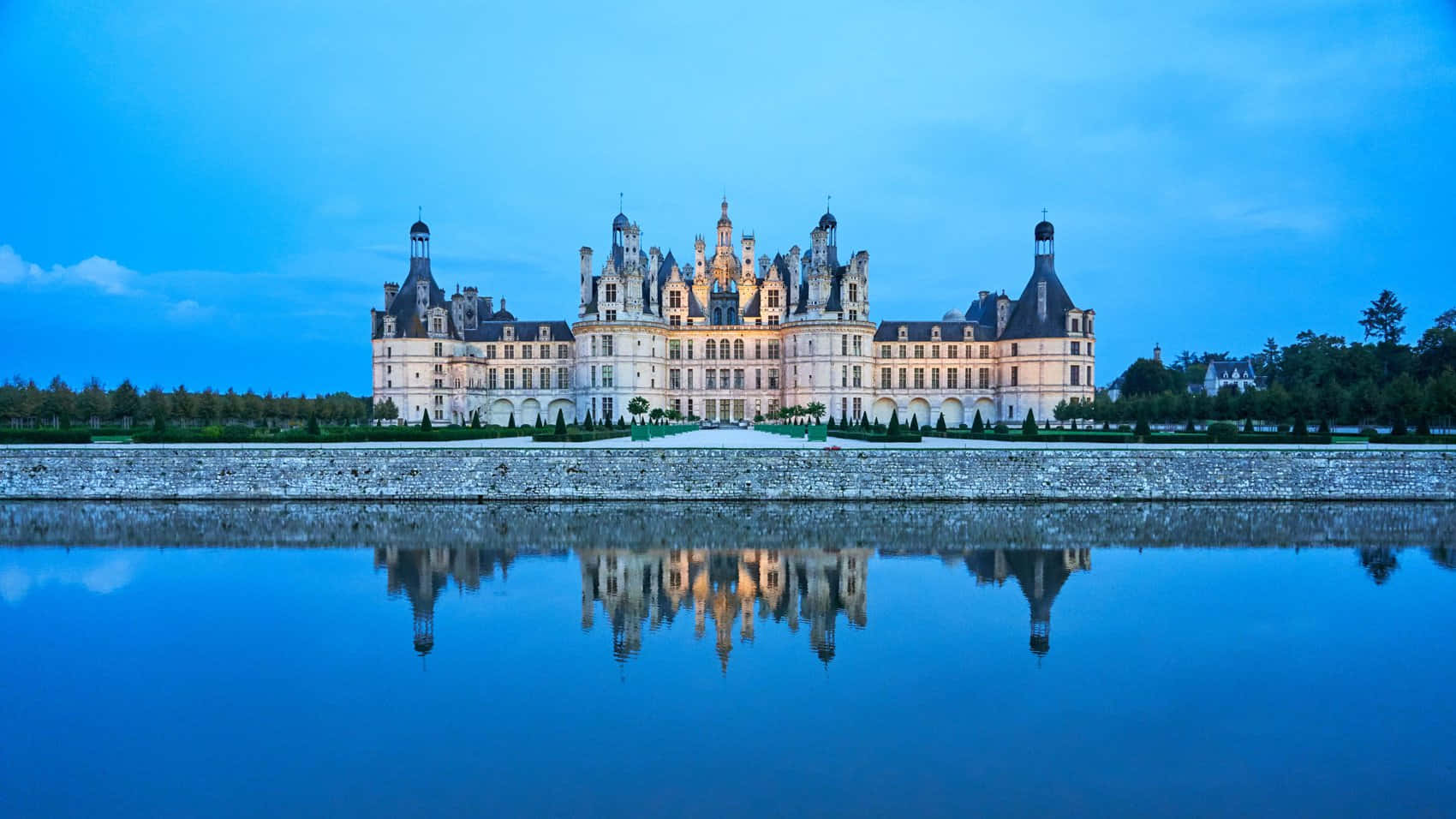 Download A Majestic Night View of The Chateau De Chambord Wallpaper
