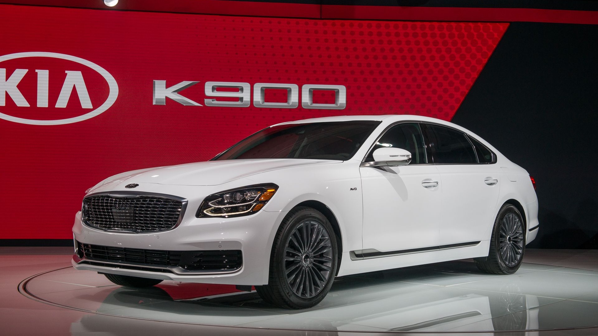 Kia K900 pushes the flagship sedan into more premium territory