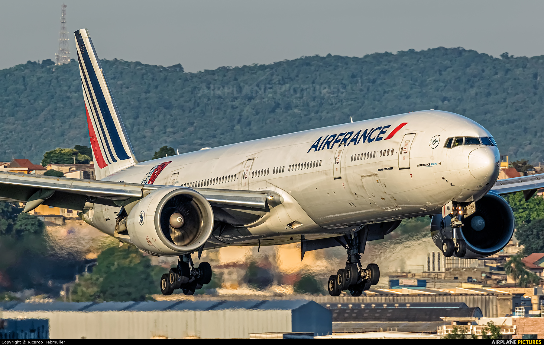Photo Of Air France Boeing 777 300ER (F GSQI) By Ricardo Hebmüller (São Paulo, Brazil)