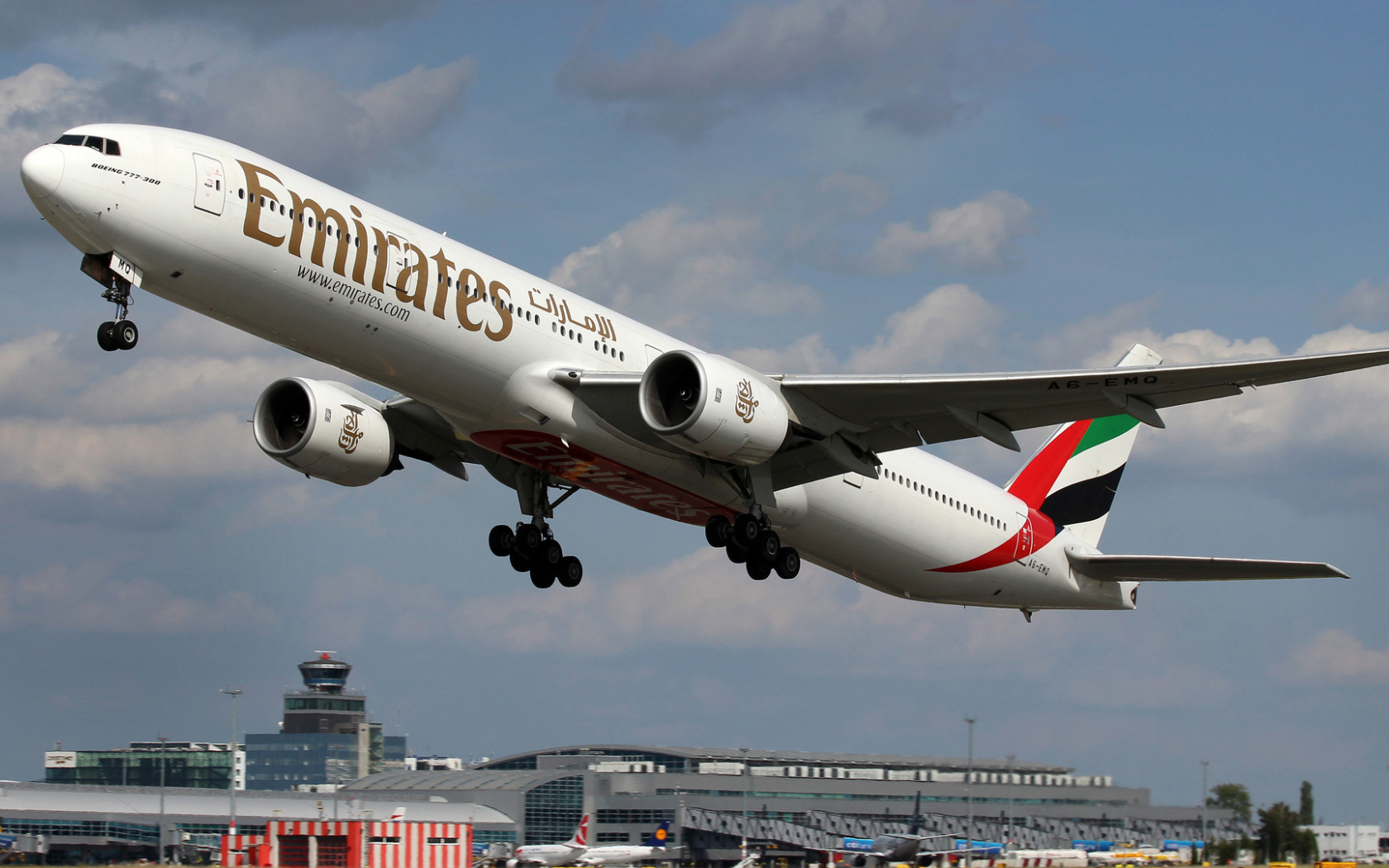Takeoff Boeing 777- 300 airlines Emirates Desktop wallpaper 1680x1050