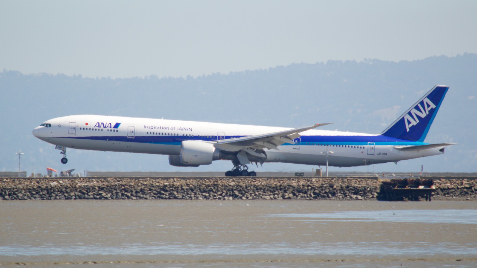 ANA Boeing 777 300 Landing Roll Out, DSC_0432