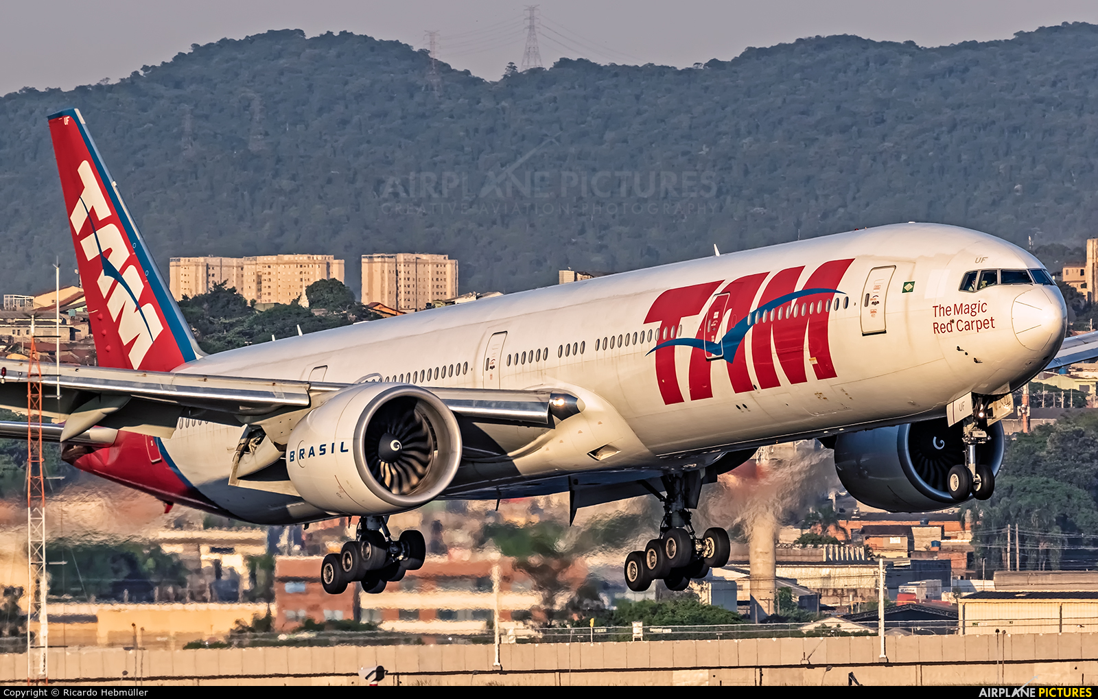 Photo Of TAM Boeing 777 300ER (PT MUF) By Ricardo Hebmüller (São Paulo, Brazil)