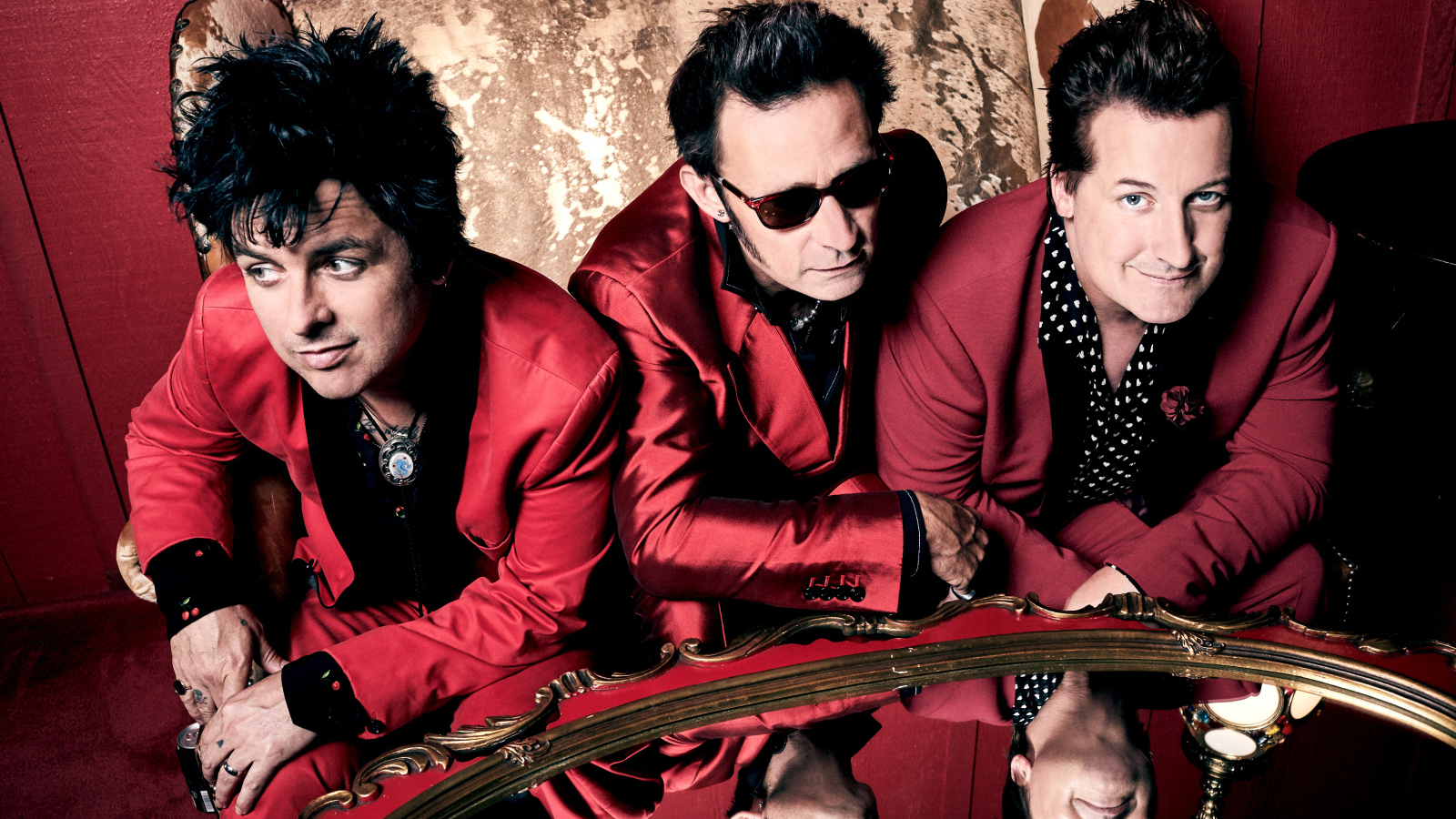 Rock band Green Day in red costumes Desktop wallpaper 1600x900