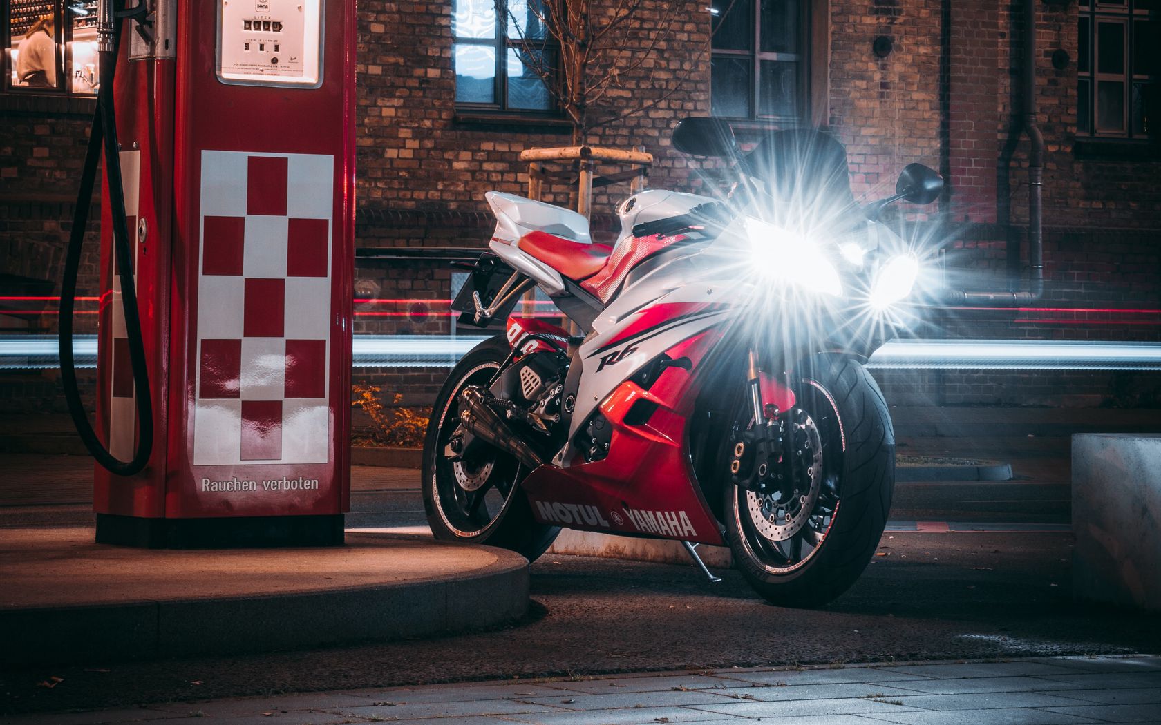 Download wallpaper 1680x1050 motorcycle, bike, red, light, night widescreen 16:10 HD background