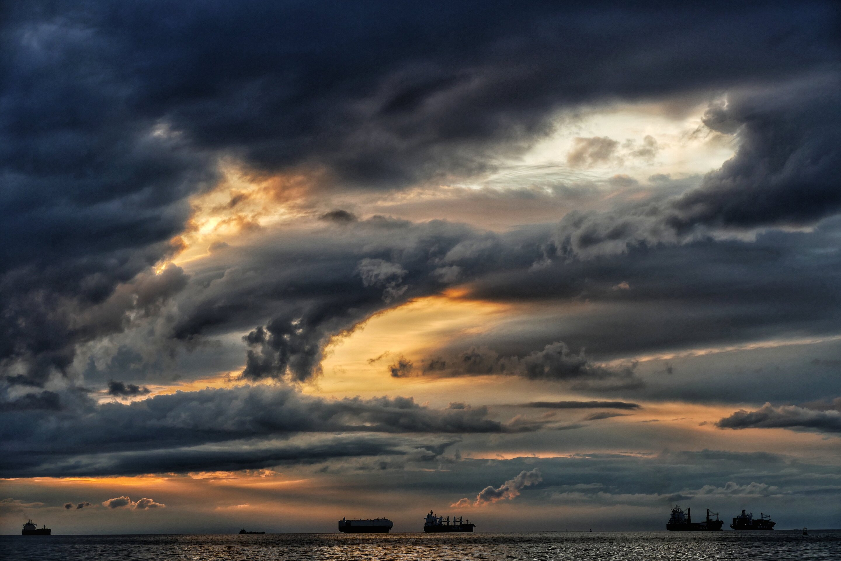 HD Nature Sky Wallpaper: Dramatic Cloudscape at Dusk