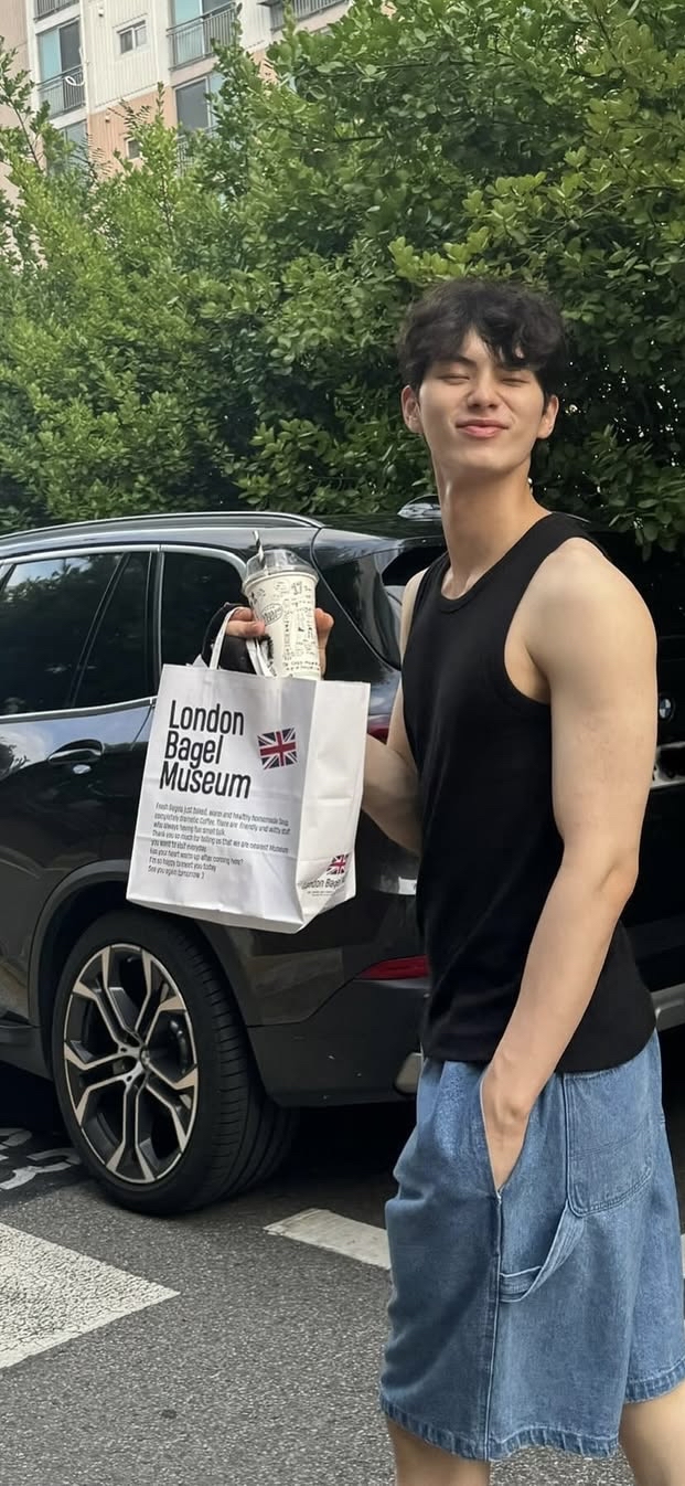 Lee Chaemin Wallpaper Free Download. High Quality Korean Actor & Actress Photo Collection