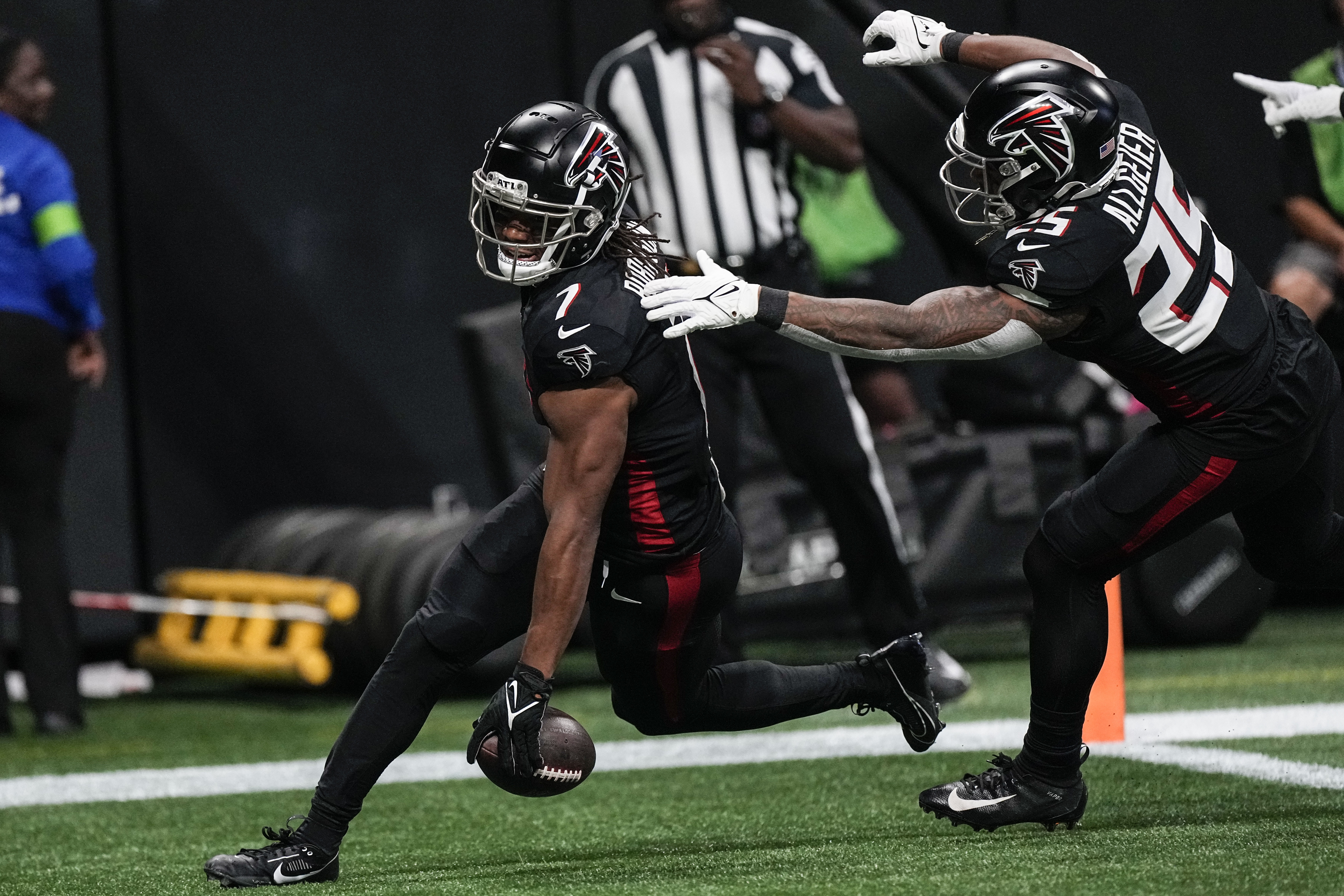 Bijan Robinson Outshines Top Pick Bryce Young As Falcons Knock Off Panthers 24 10