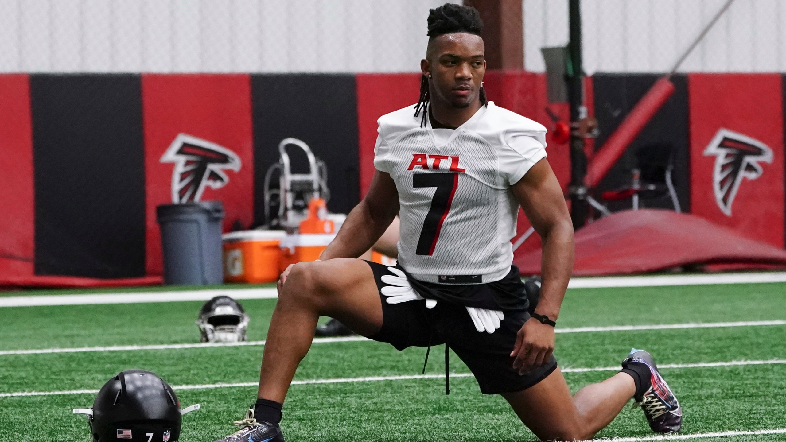 Falcons RB Bijan Robinson signs contract, debuts No. 7 jersey at rookie minicamp