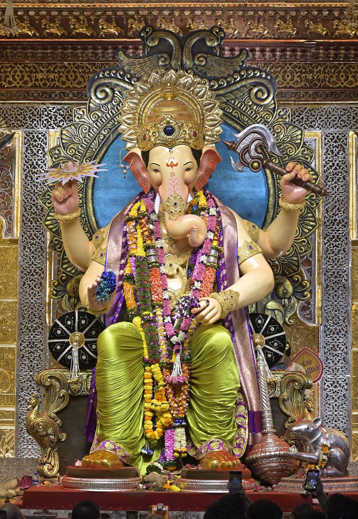 Pitamber photo 2024 Raja Sarvajanik Ganeshotsav Mandal