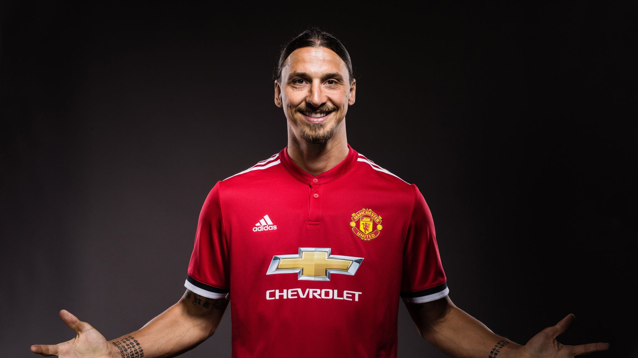 Zlatan Ibrahimovic signs new Manchester United contract