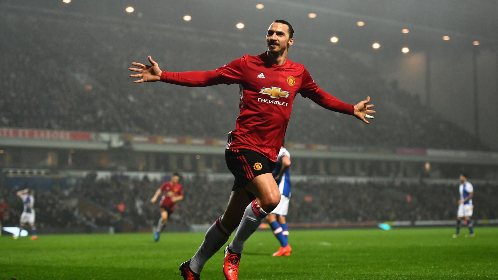 Manchester United forward Zlatan Ibrahimovic undergoes successful knee surgery