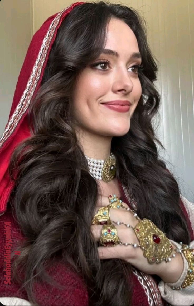 Kudus Fatihi Selahaddin Eyyubi • Gocke Turkan as Şemse Hatun