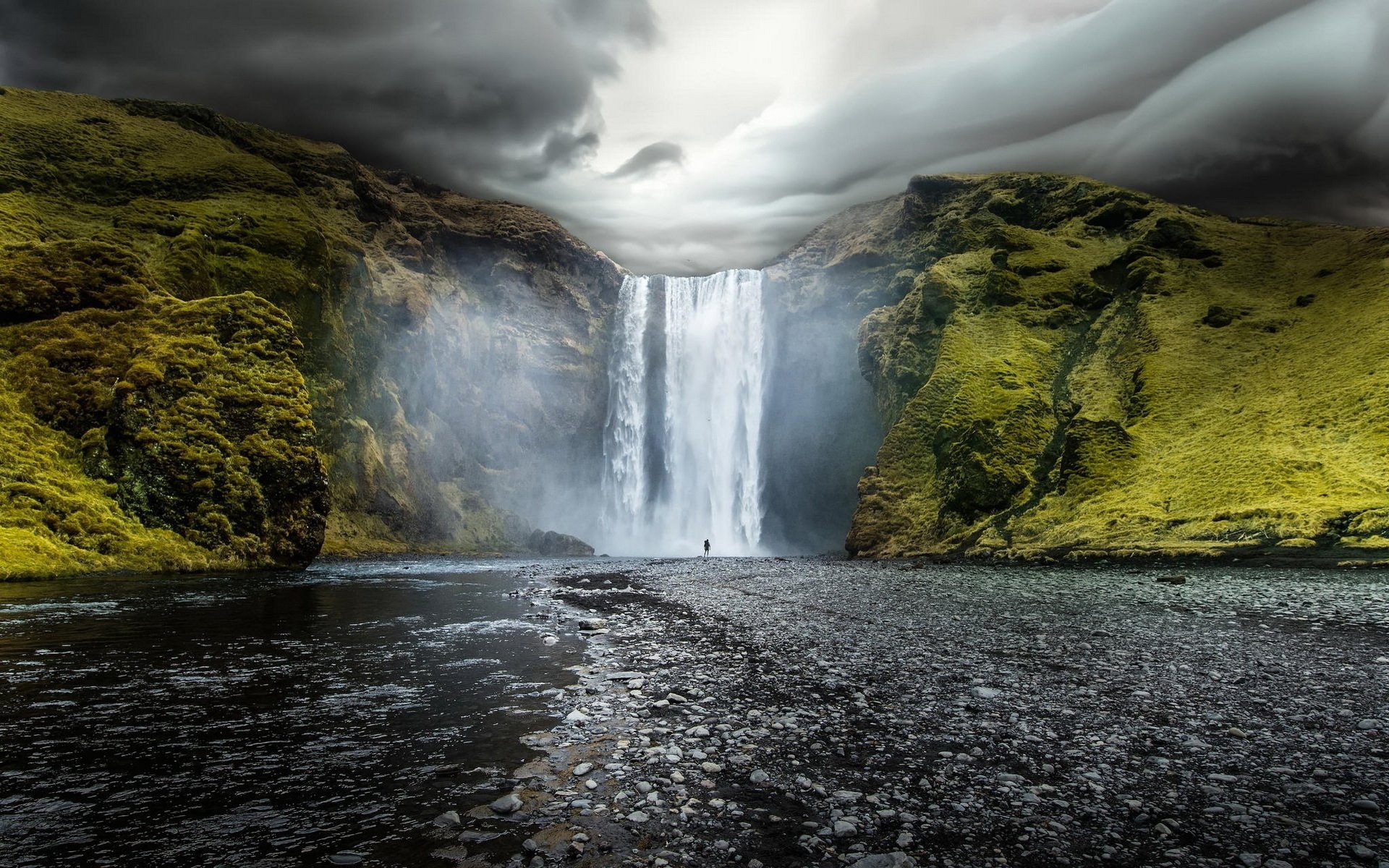HD Wallpaper of Skógafoss: Majestic Waterfall in Icelandic Nature