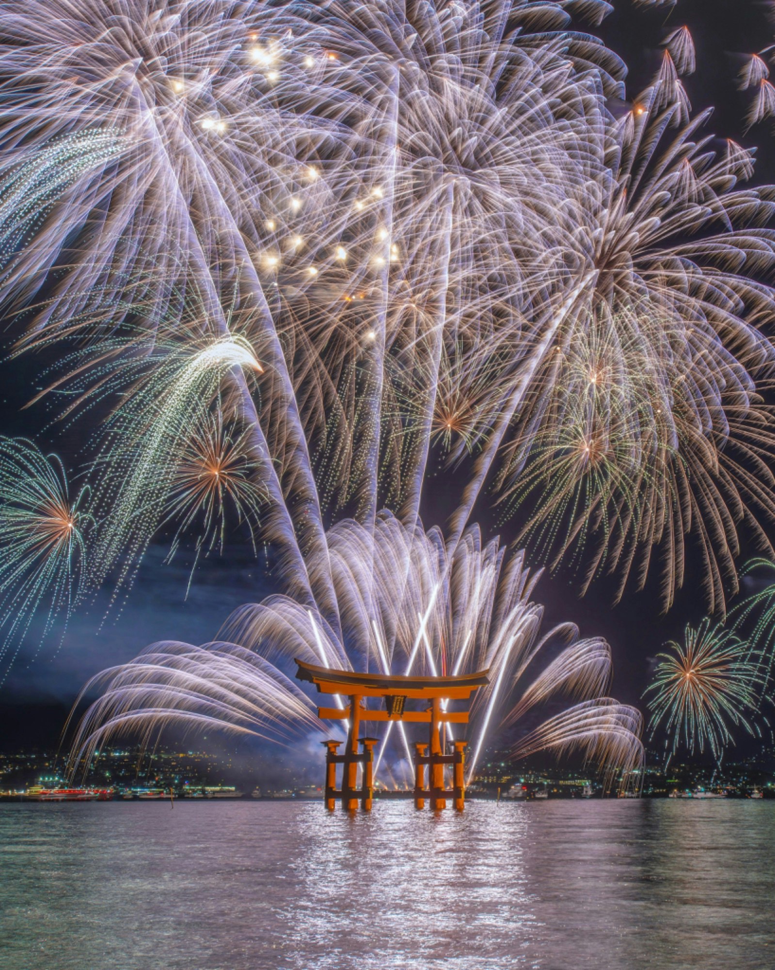 すっこ's post｜Miyajima, Hatsukaichi, Hiroshima(Recommended fireworks in Hiroshima)Miyajima Fireworks Night 2024 Mi｜【Photography】【Instagrammable】【Japan】【Hirosima Prefecture】【Photogenic】【Summer】【Photo Contest】【Sightseeing】【Great view