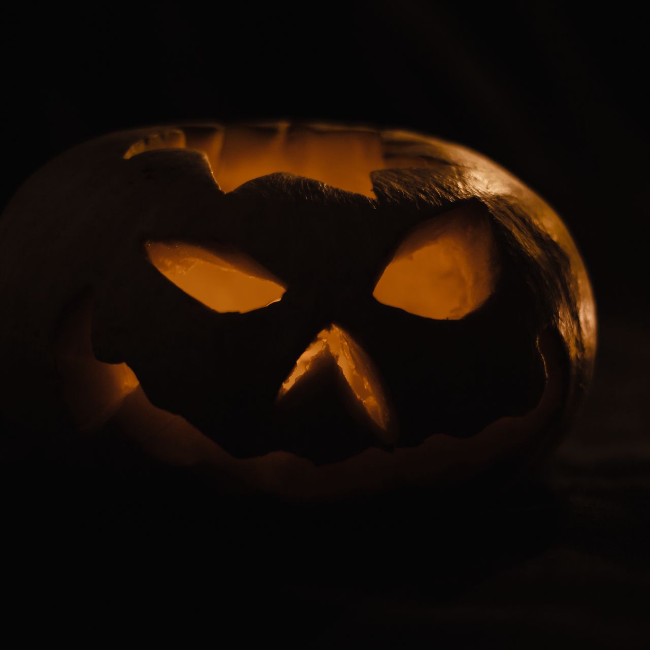 Download wallpaper 1280x1280 halloween, pumpkin, glow, dark ipad, ipad 2, ipad mini for parallax HD background