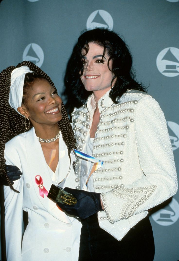 Grammy Awards.Michael receives Grammay Awards on February 24th, 1993 accompanied by Brooke Shields and his sister Janet