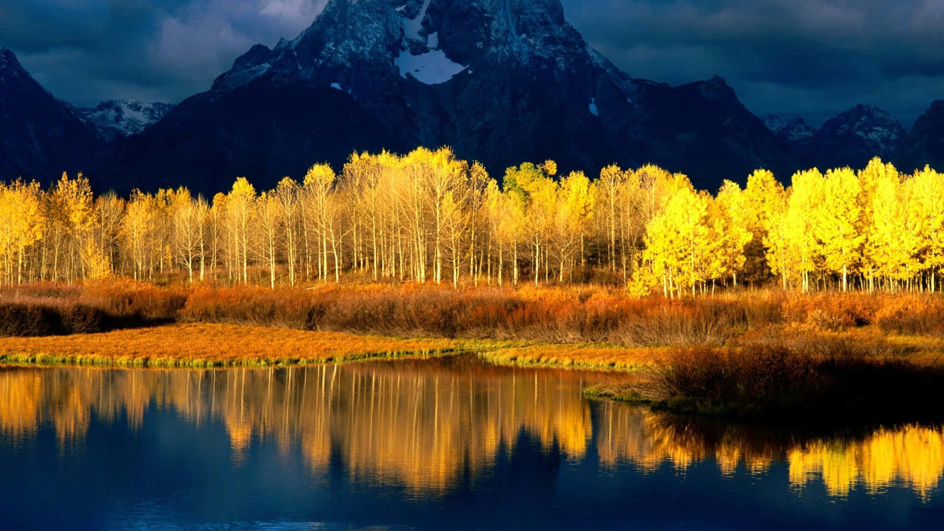 Download Majestic Fall Mountains Panorama Wallpaper