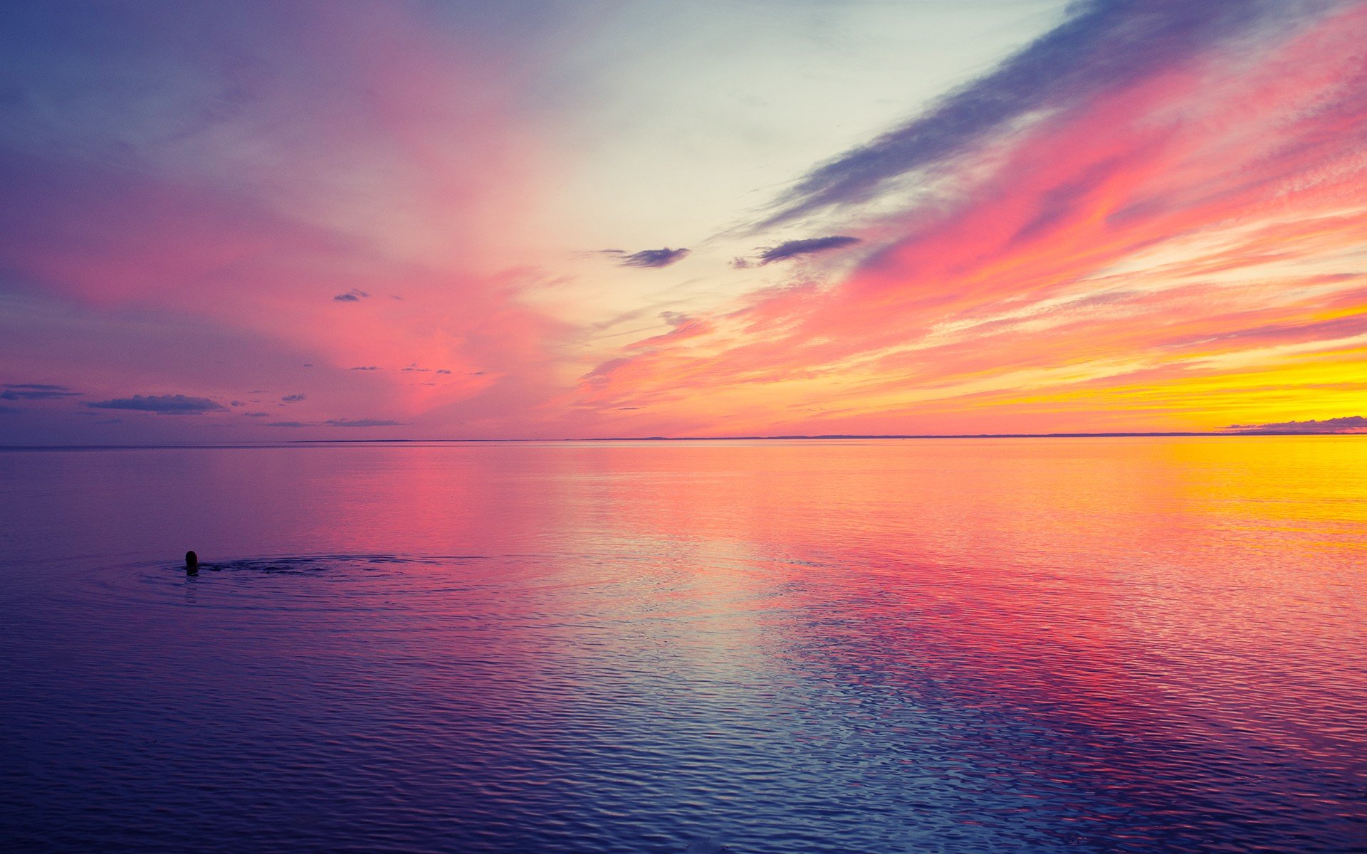 Serene Sunset Over Ocean: HD Wallpaper