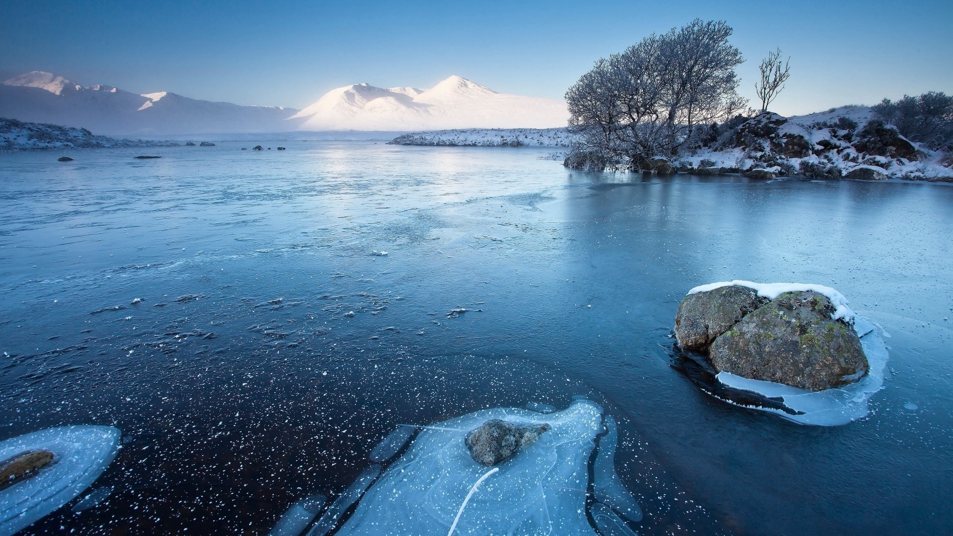 Frozen Serenity: Stunning Winter Ice Lake HD Wallpaper