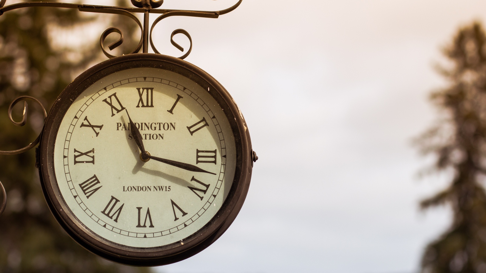 Vintage street clock shows the time Desktop wallpaper 1600x900