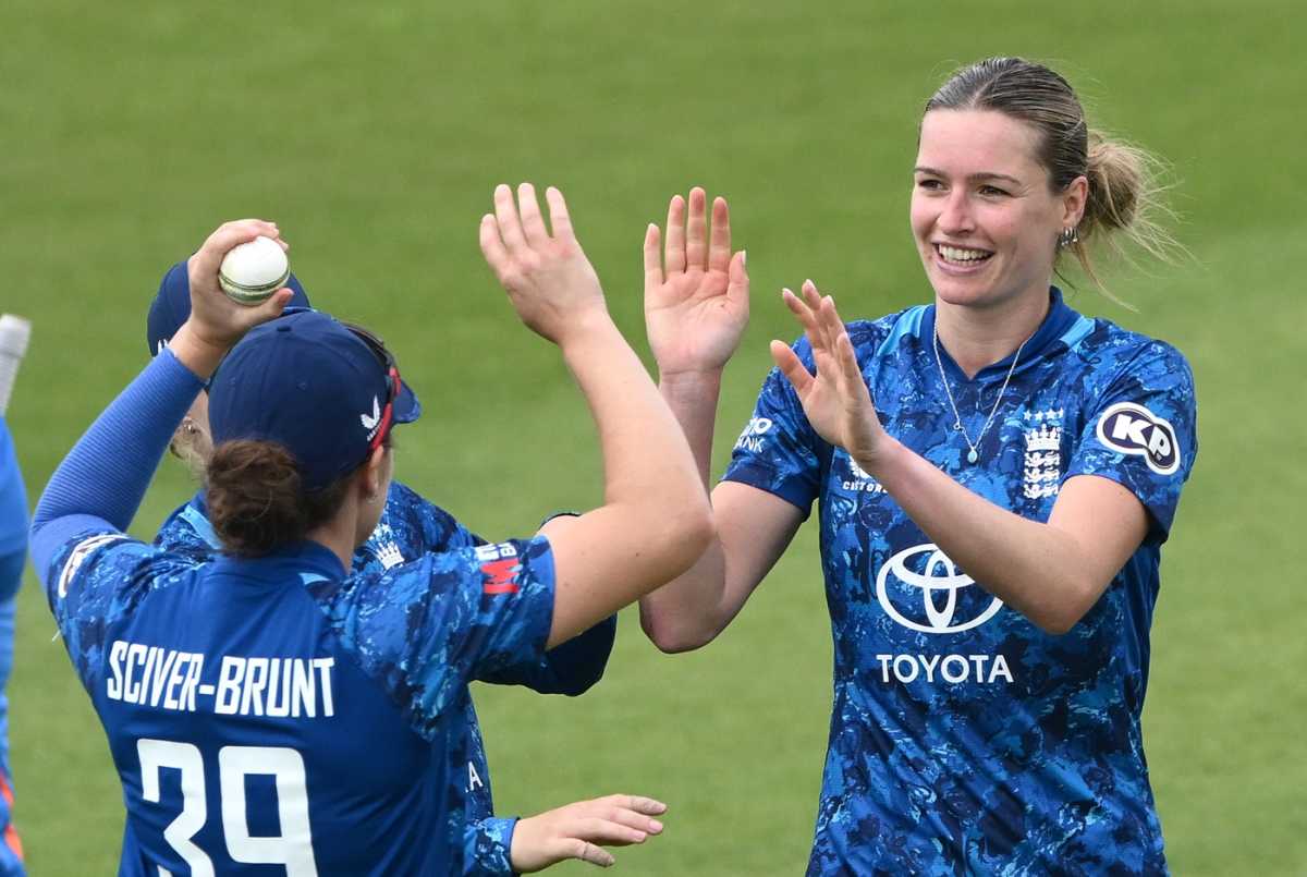 Lauren Bell Photo. Image Gallery and Match Picture