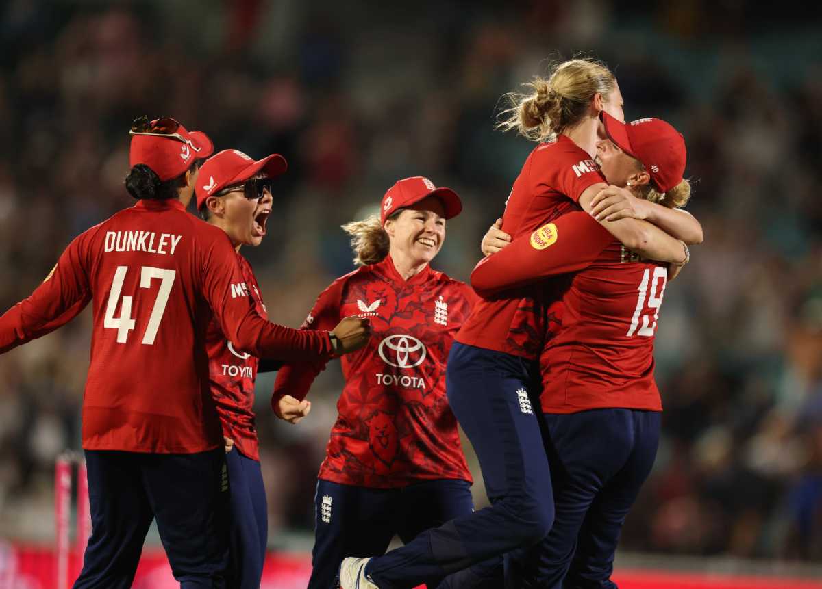 Lauren Bell Photo. Image Gallery and Match Picture