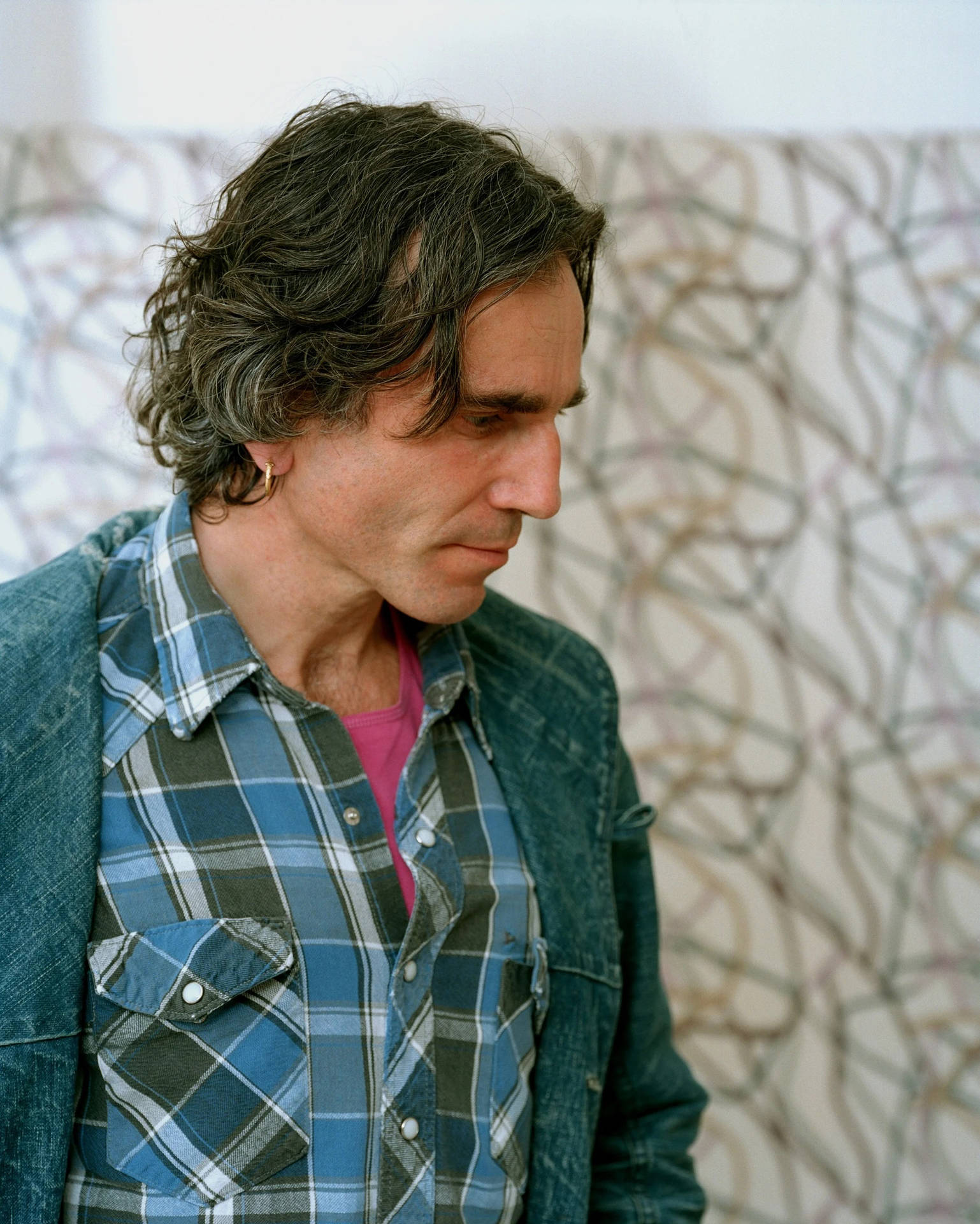 Daniel Day Lewis In Casual Attire Wallpaper