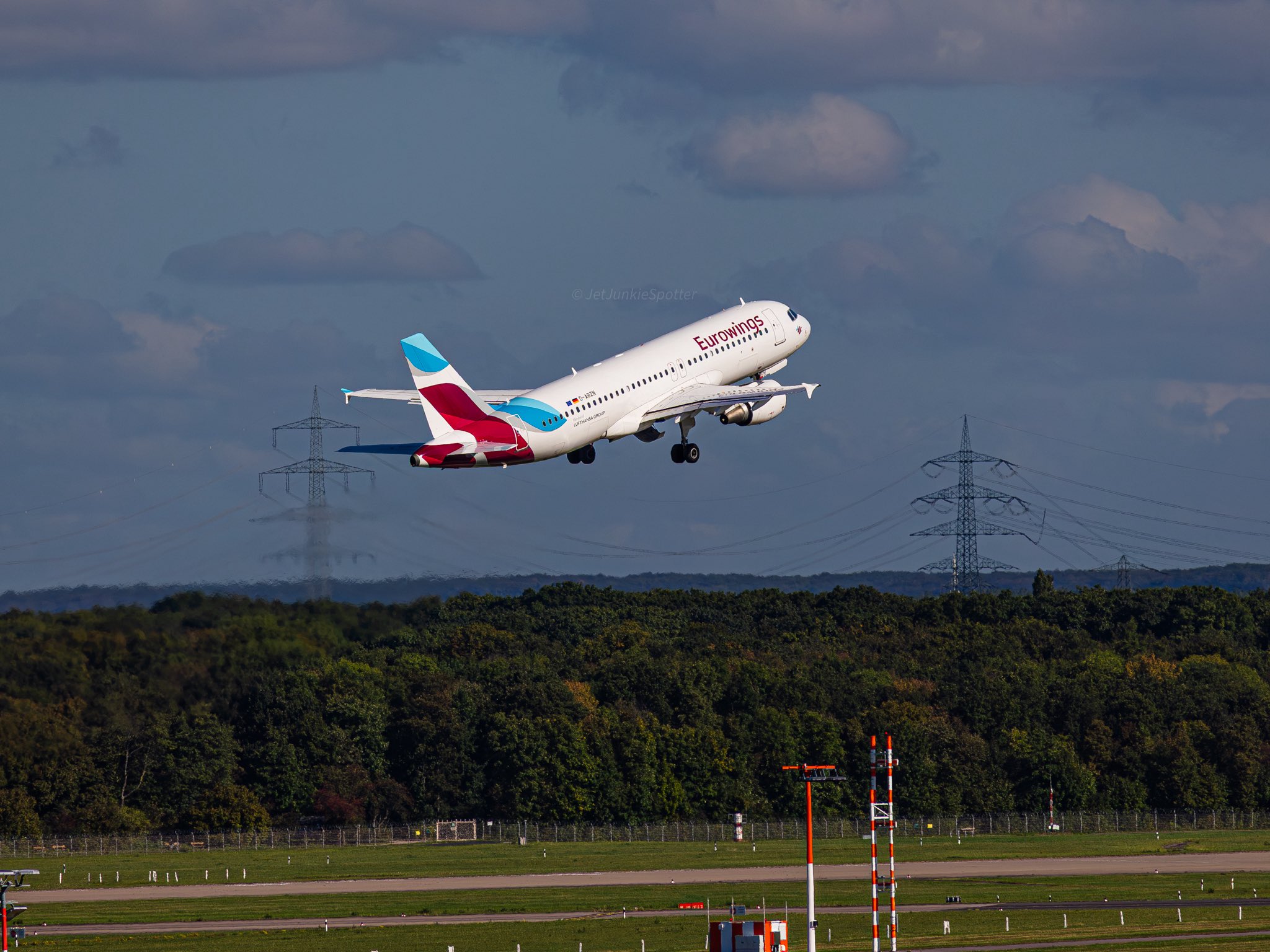 jetjunkiespotter I flew from PMI to DUS on probably my first and last #b753, decided to stay on at DUS due to these views you get and traffic