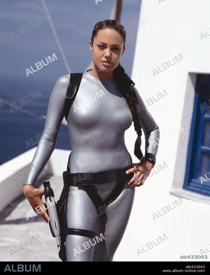 ANGELINA JOLIE in LARA CROFT TOMB RAIDER: THE CRADLE OF LIFE, 2003, directed by JAN DE BONT. Copyright PARAMOUNT PICTURES