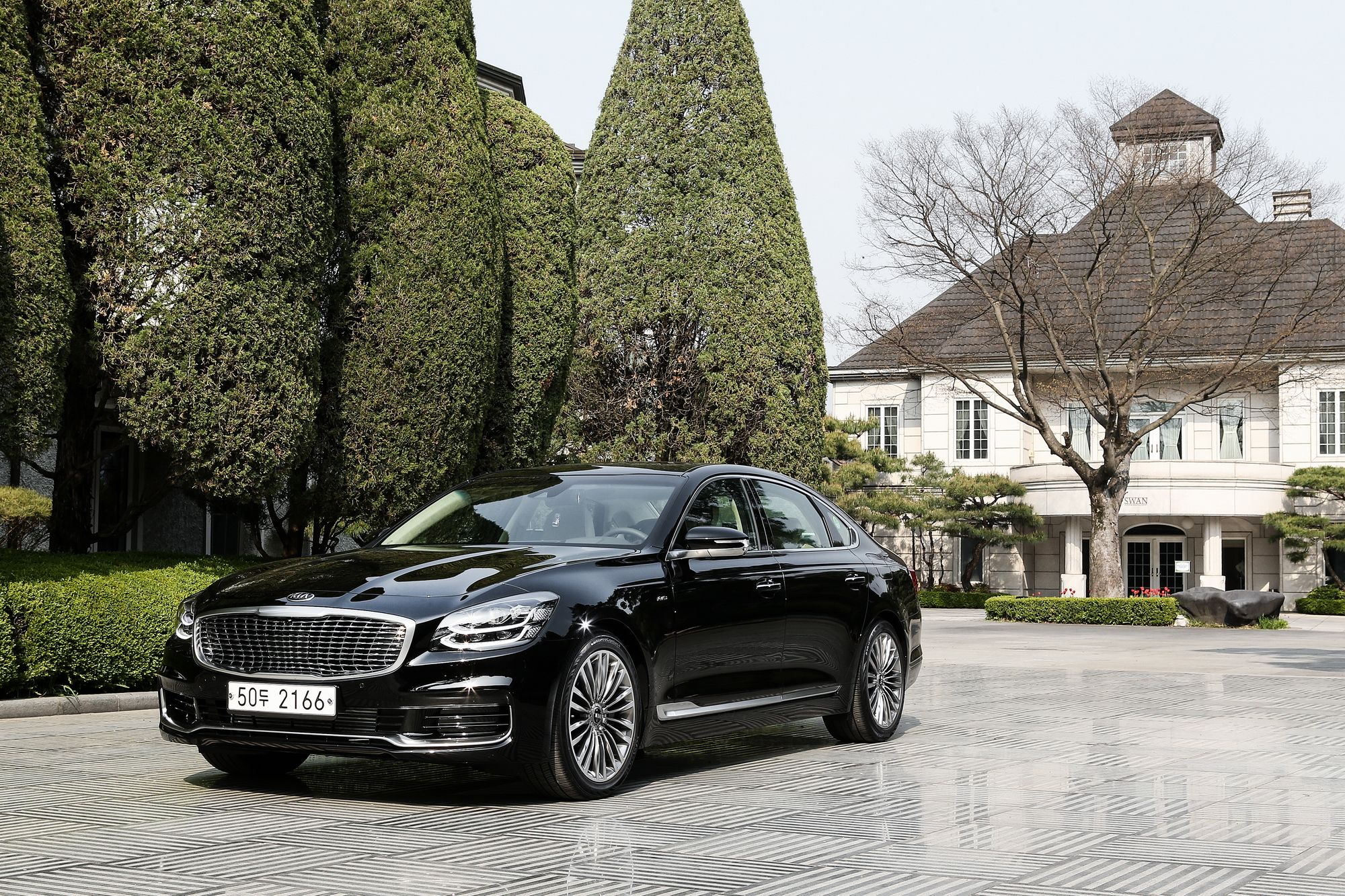 Gallery: 2019 Kia K900 luxury sedan: Exterior photo