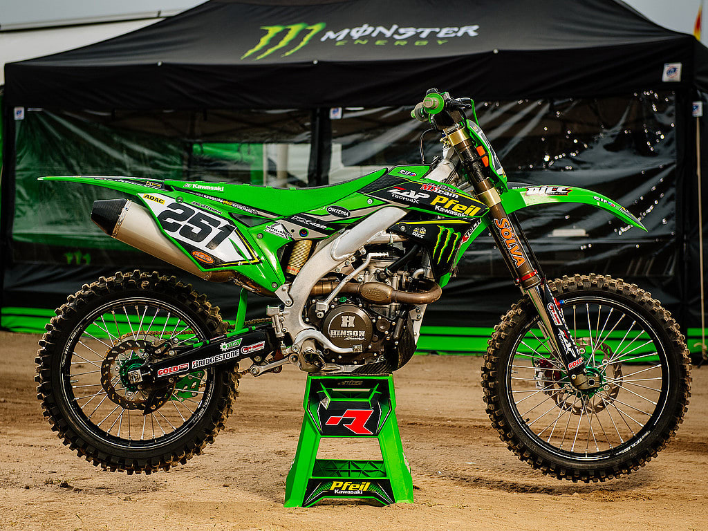We take a closer look at bikes used by the stars: Kawasaki KX450F Energy Kawasaki Elf Team Pfeil. ADAC MX Masters