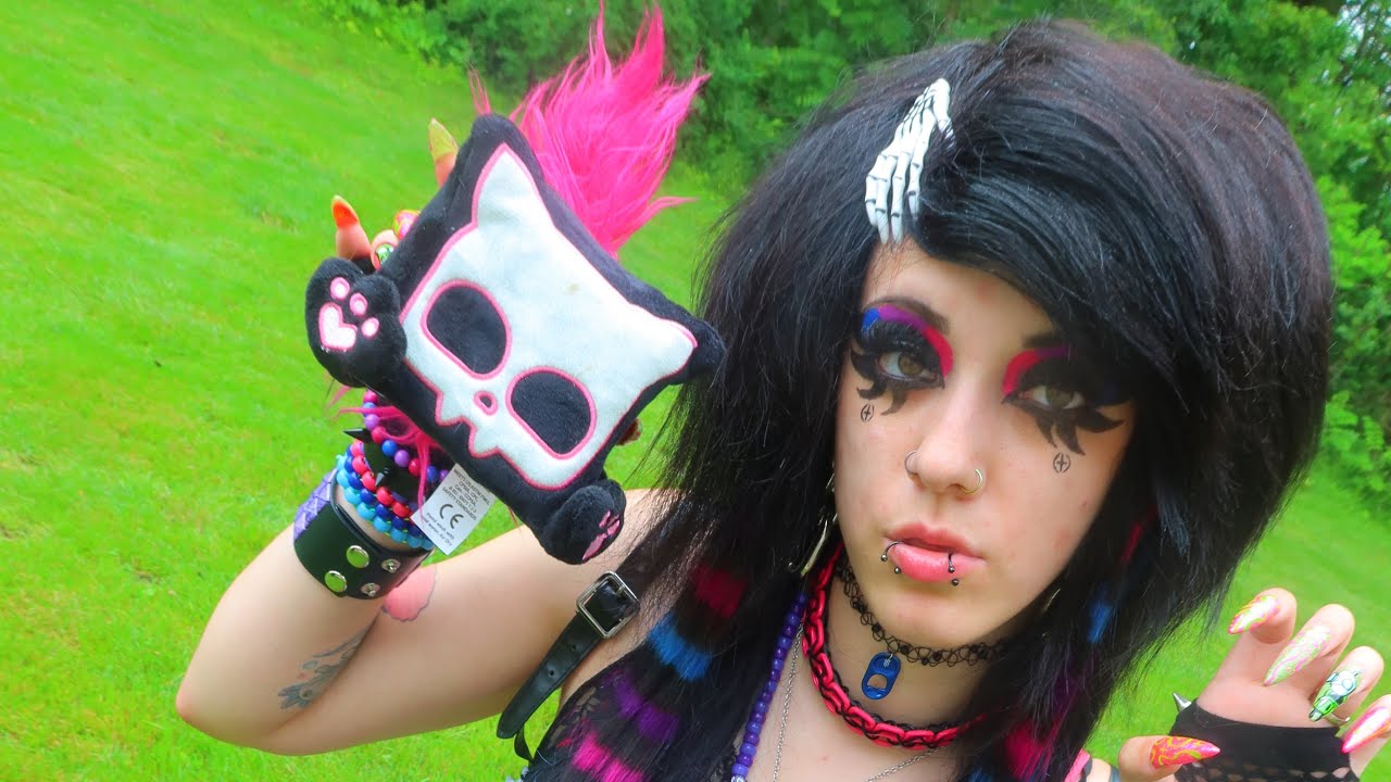 Clawed_Beauty101 is live!