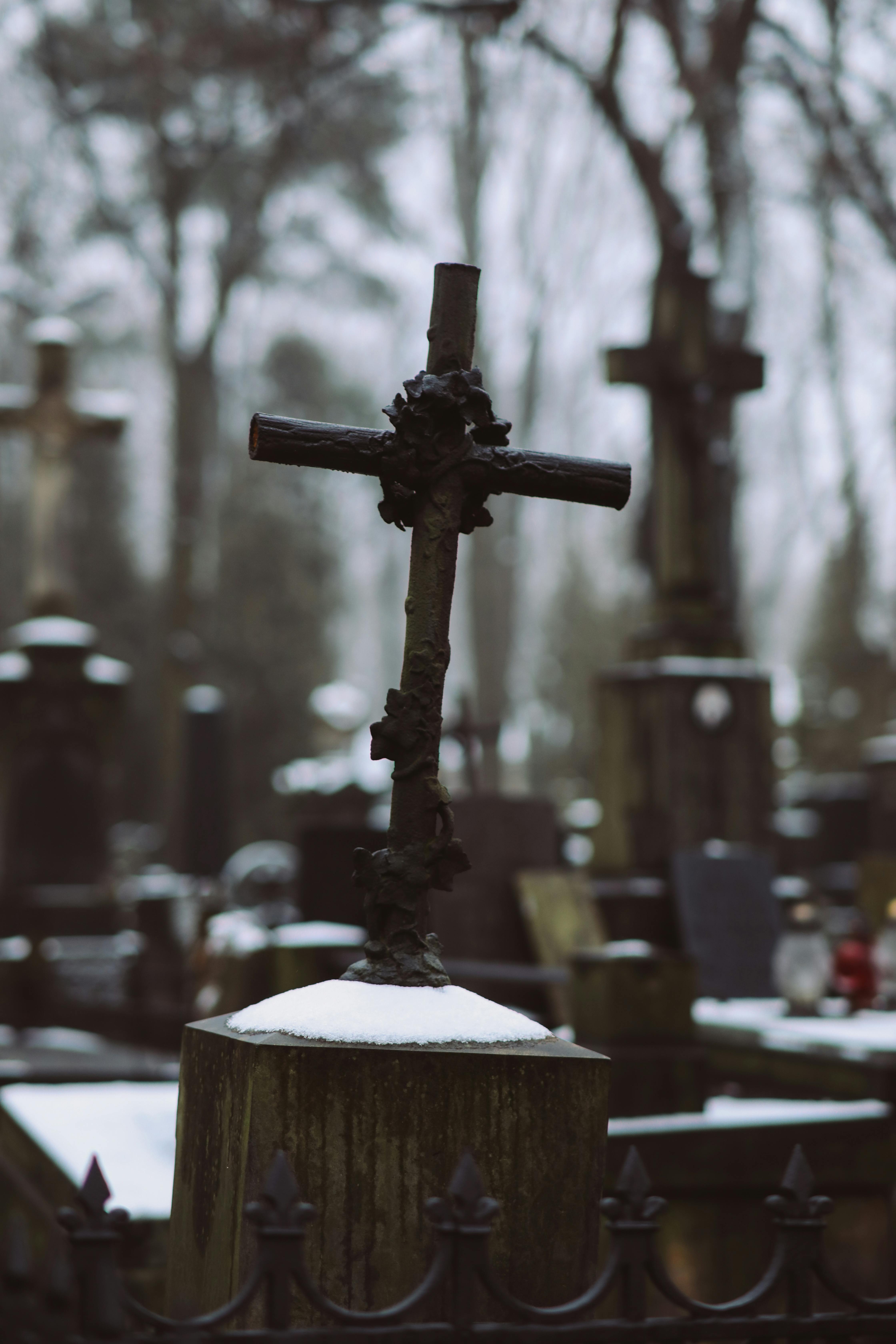 Close Up Of A Crucifix On The Tombstone At The Cemetery In Winter · Free