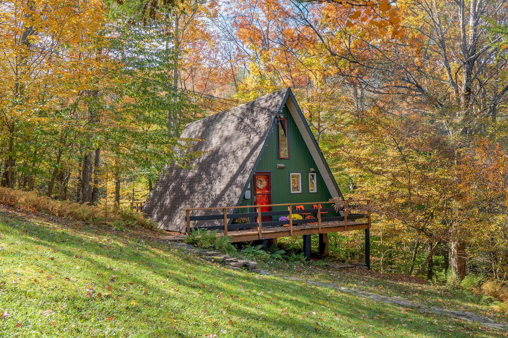 Cozy Cabins Perfect for Your Autumn Upstate Getaways