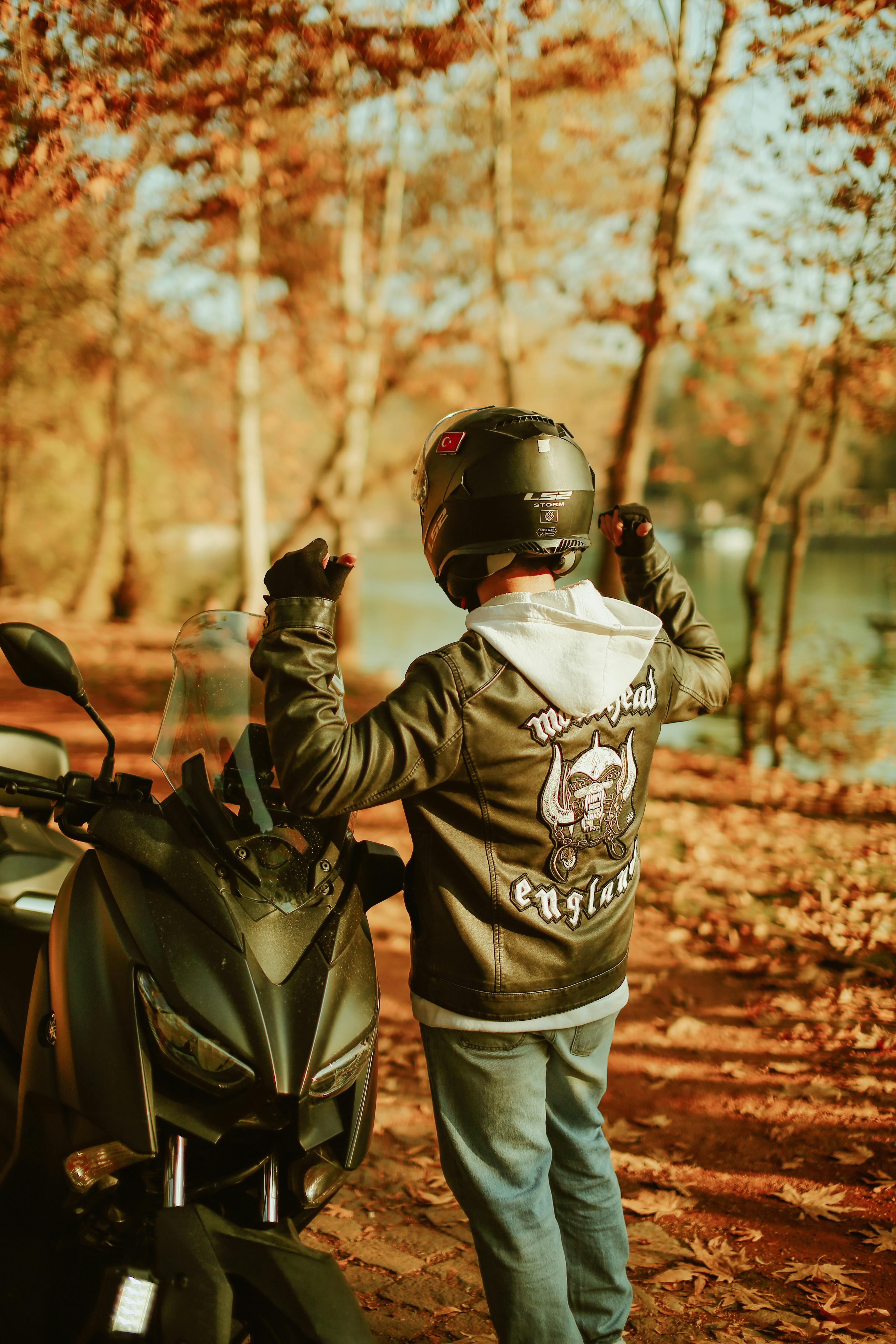 Bike with Motorcycle in Autumn Scenery · Free