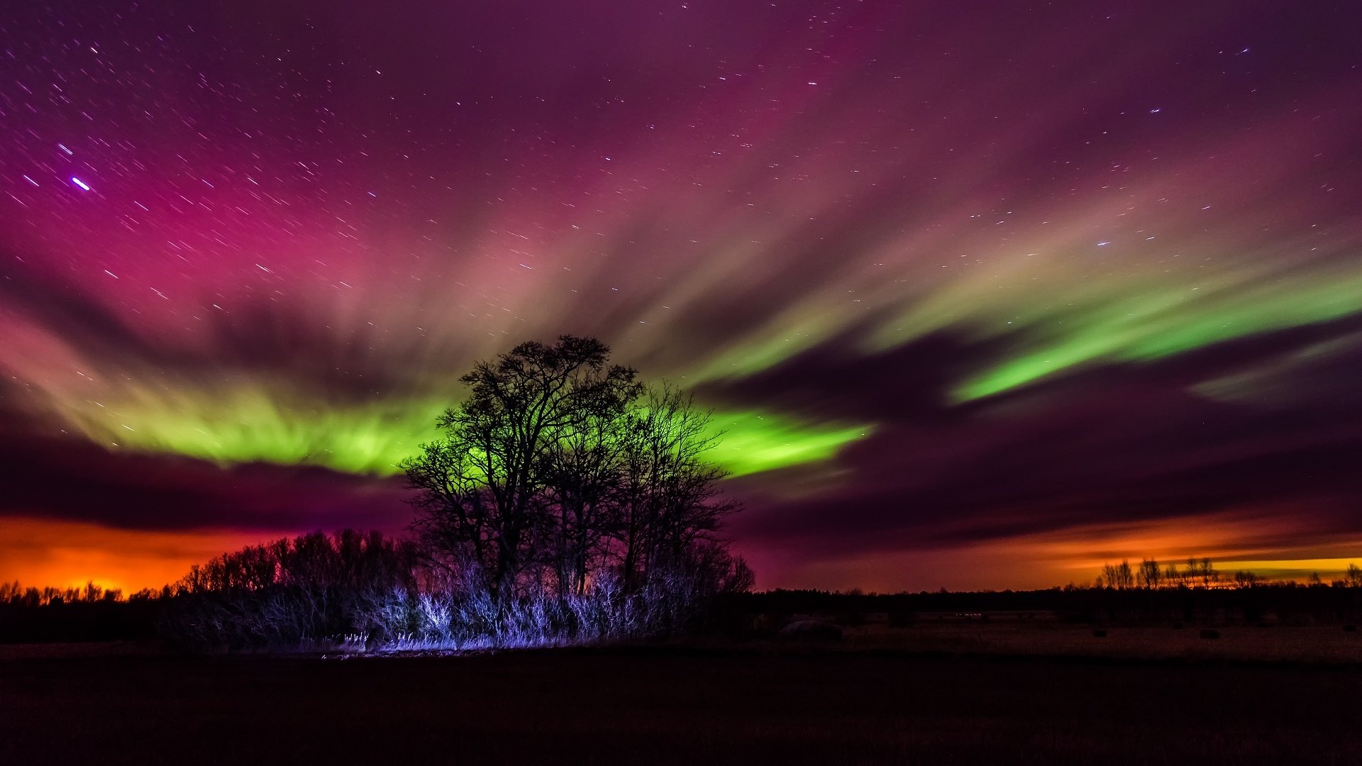 Aurora Borealis HD: Nature's Spectacular Night Sky Wallpaper