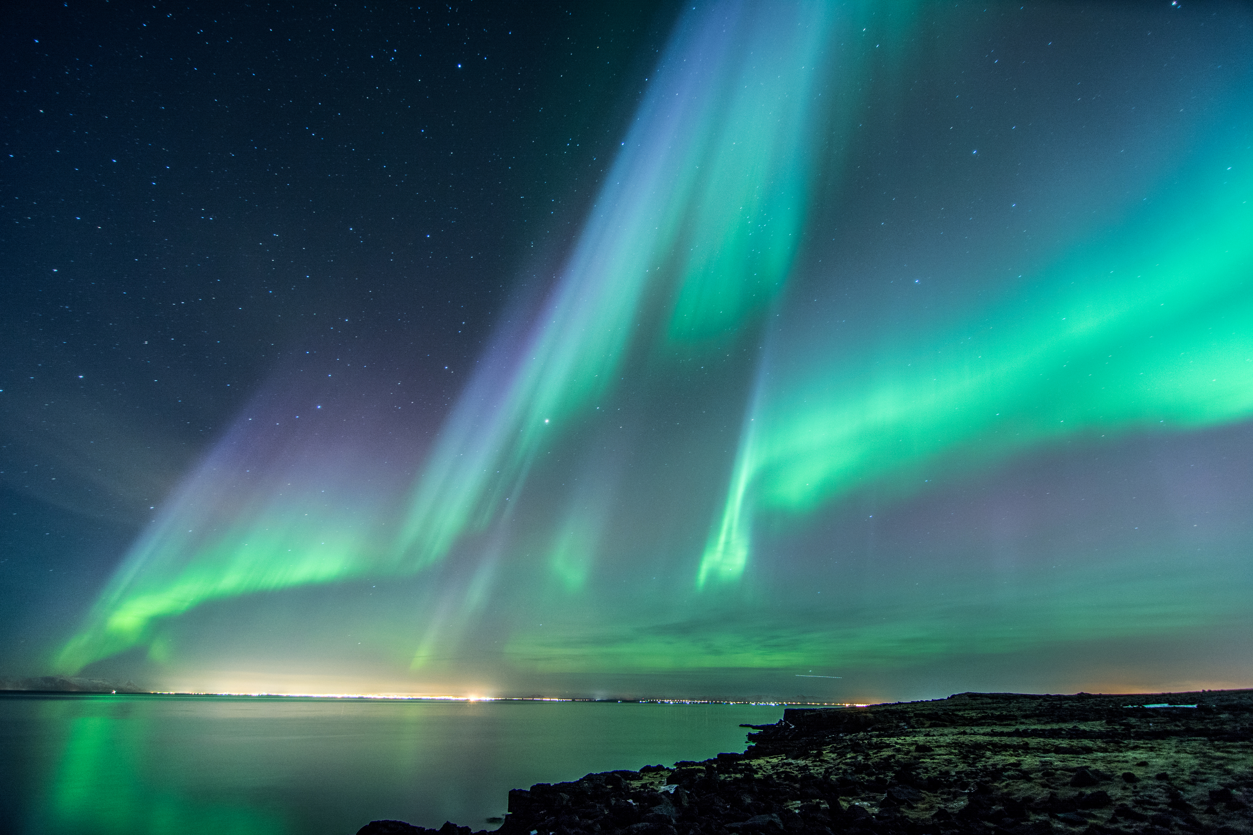 Beautiful aurora in the night sky, Iceland Desktop wallpaper 1600x1200