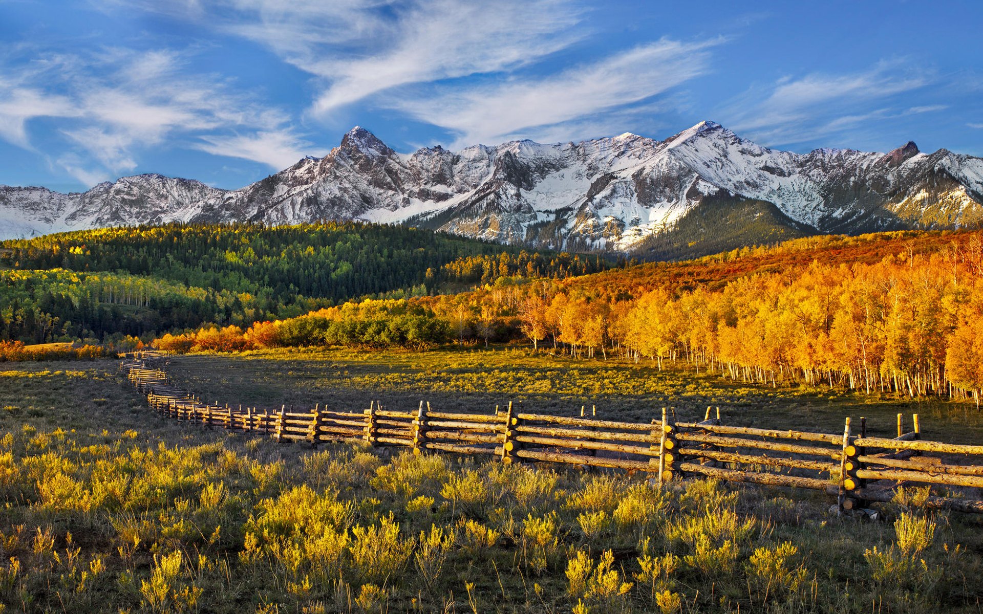Stunning Fall Landscape: HD Wallpaper of Majestic Mountains