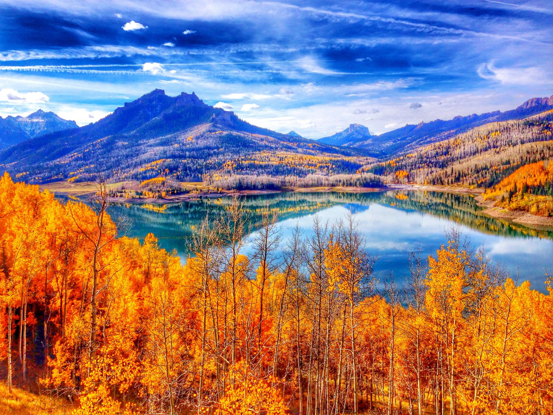 Autumn Reflections: A Stunning HD Wallpaper of Mountains