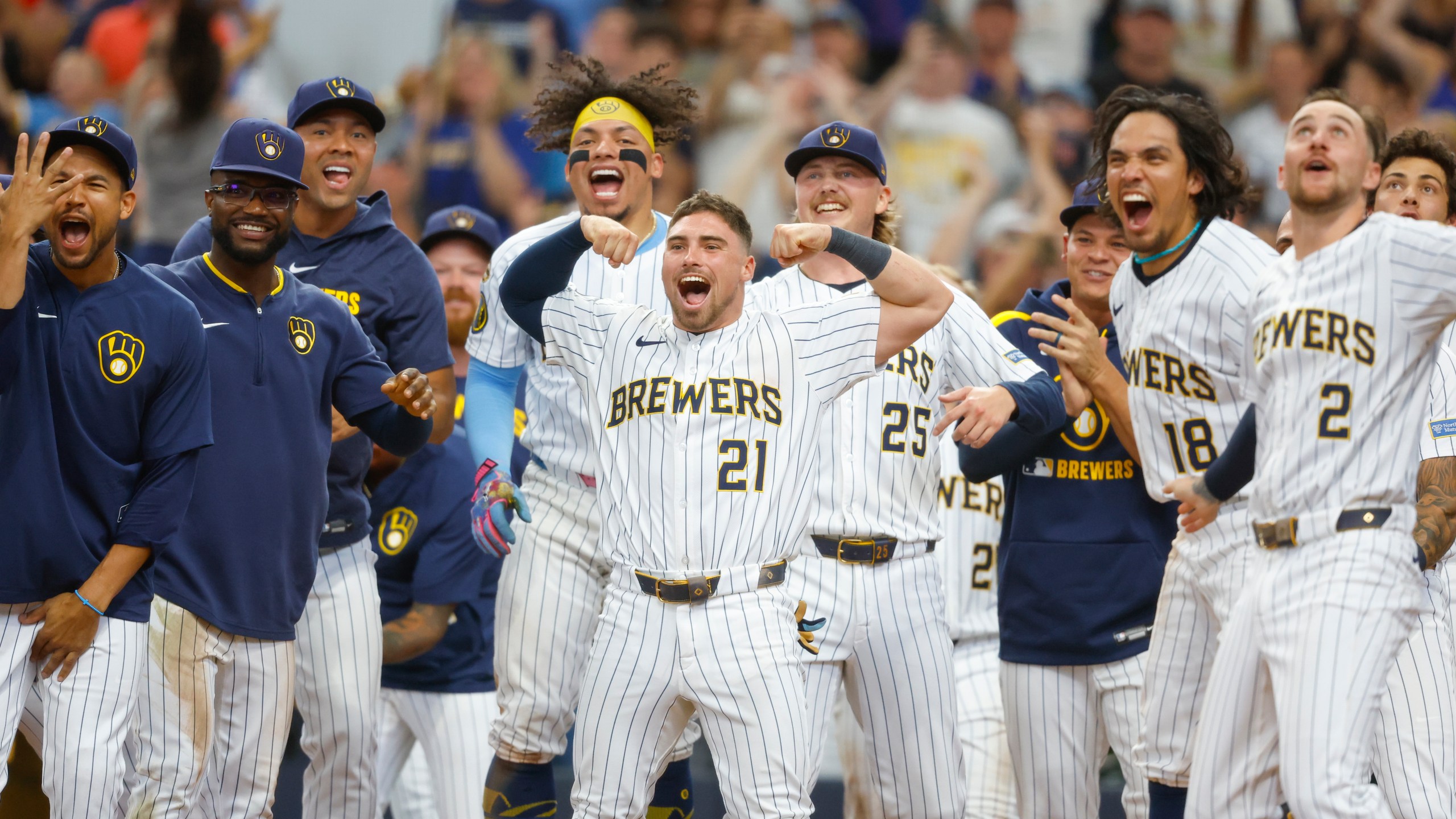 Collins Walk Off Homer Gives MLB Best Brewers A 7 6 Win, Sweep Over Mets