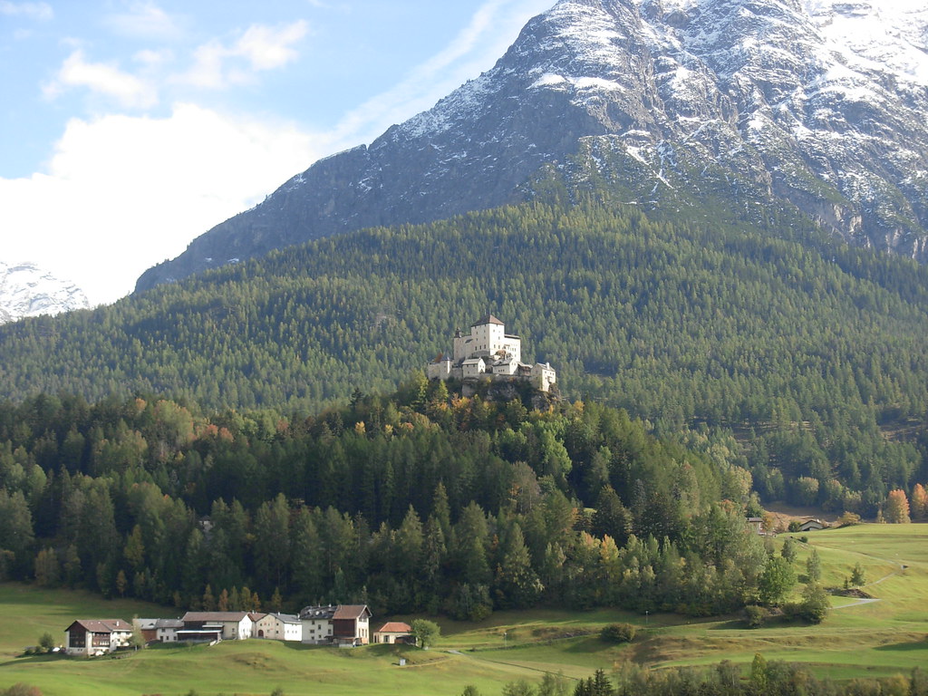Schloss Tarasp. Le château de Tarasp, vu depuis le train en