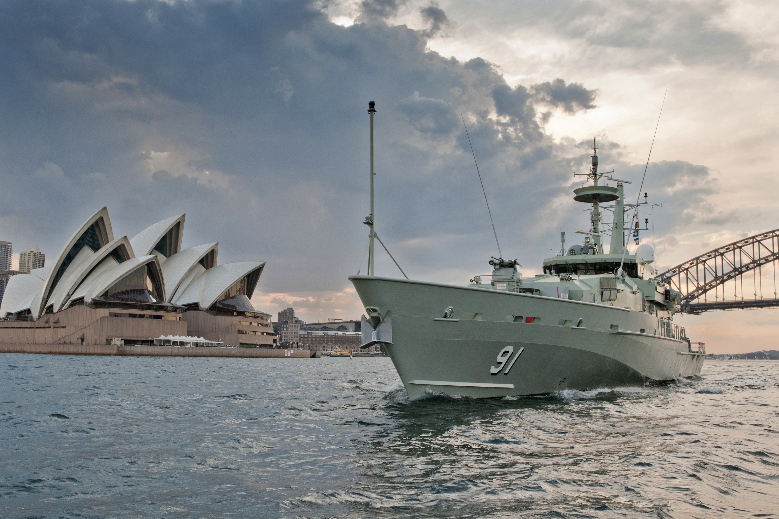 Wallpaper Sydney, Opera, Royal Australian Navy, Patrol boat type Armidale, HMAS Bundaberg (ACPB 91) for mobile and desktop, section оружие, resolution 3000x2000