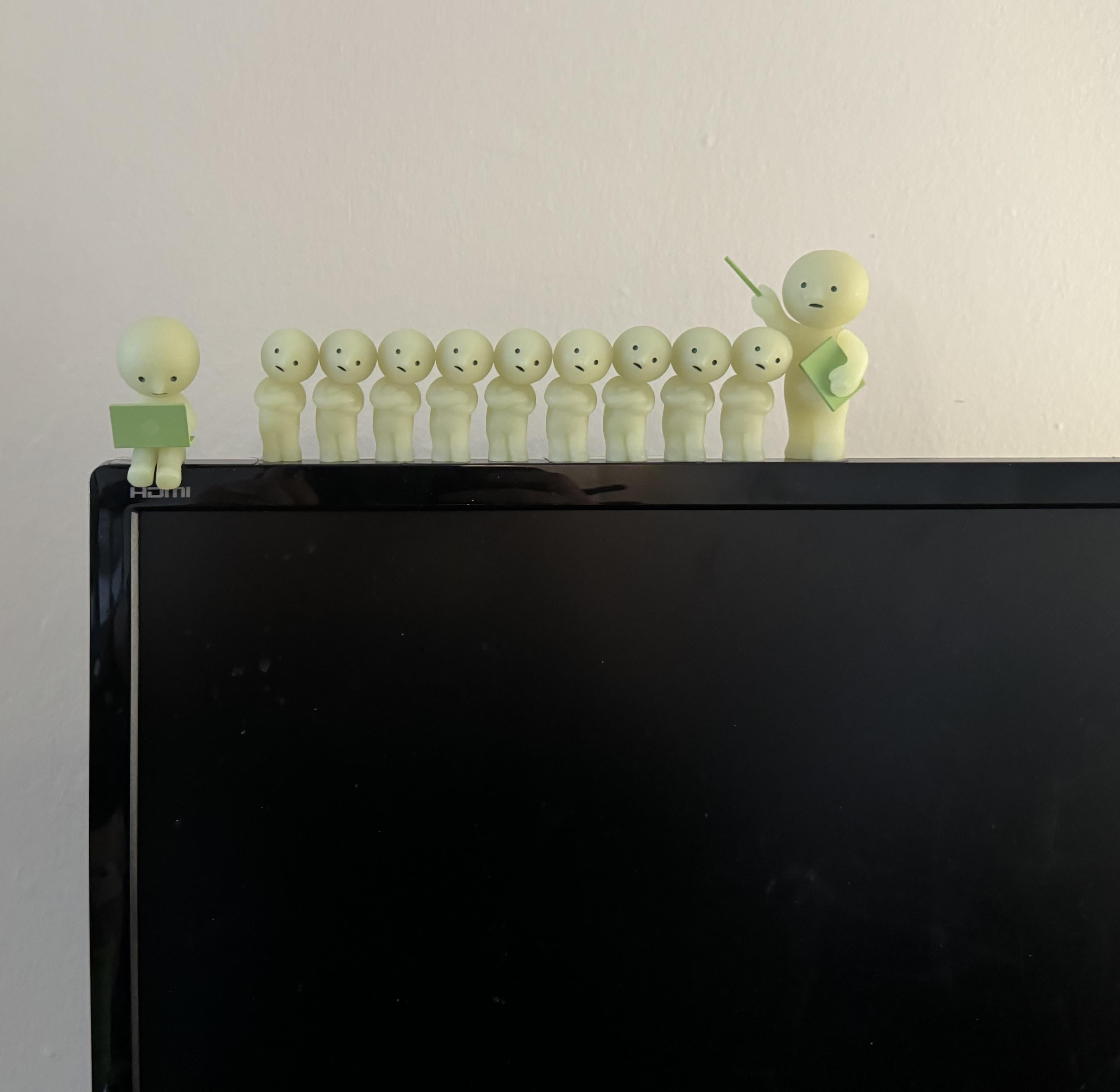 my sweet bf's smiski display on his desktop