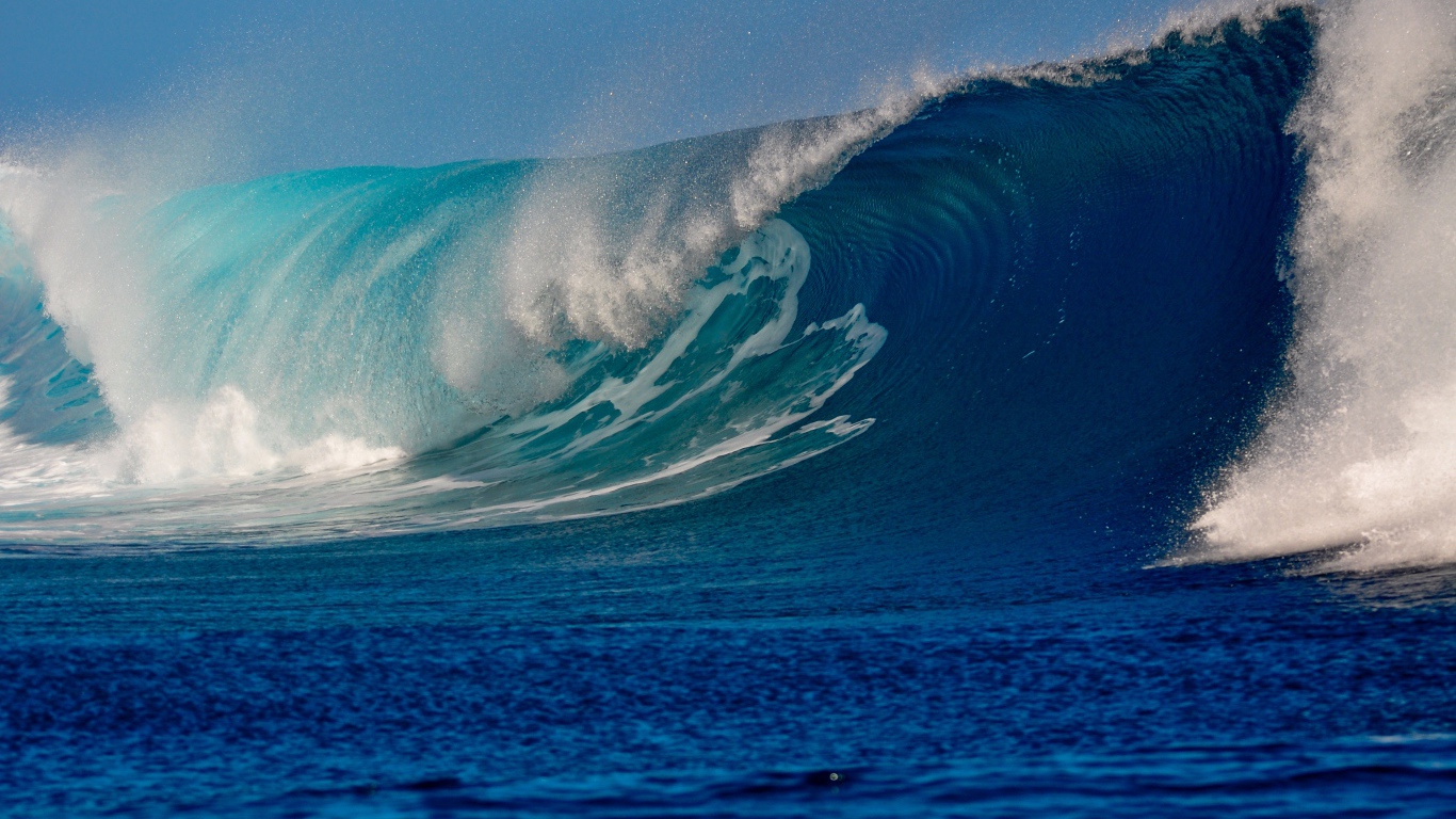 High beautiful wave in the sea Desktop wallpaper 1366x768