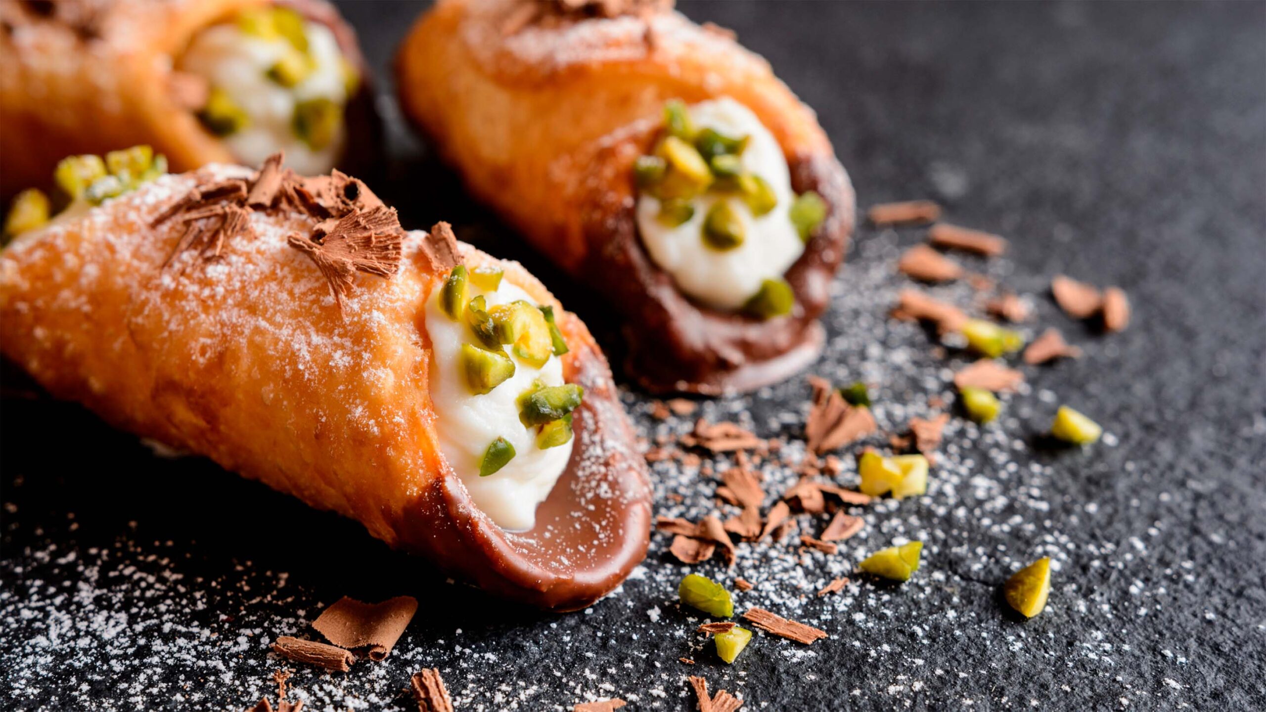 My First Encounter with Catania's Renowned Cannoli